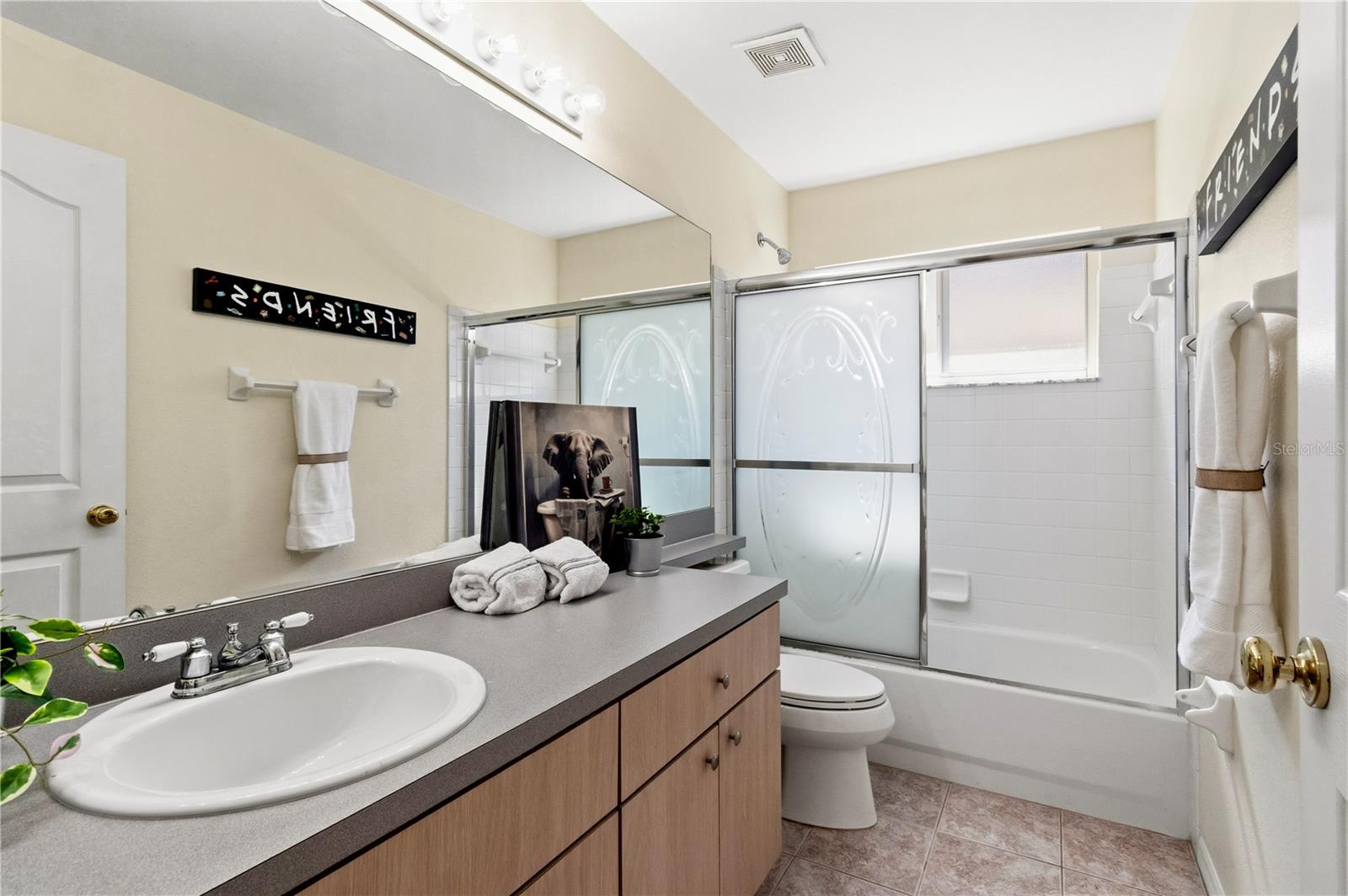 Hallway bathroom with a tub/shower combination