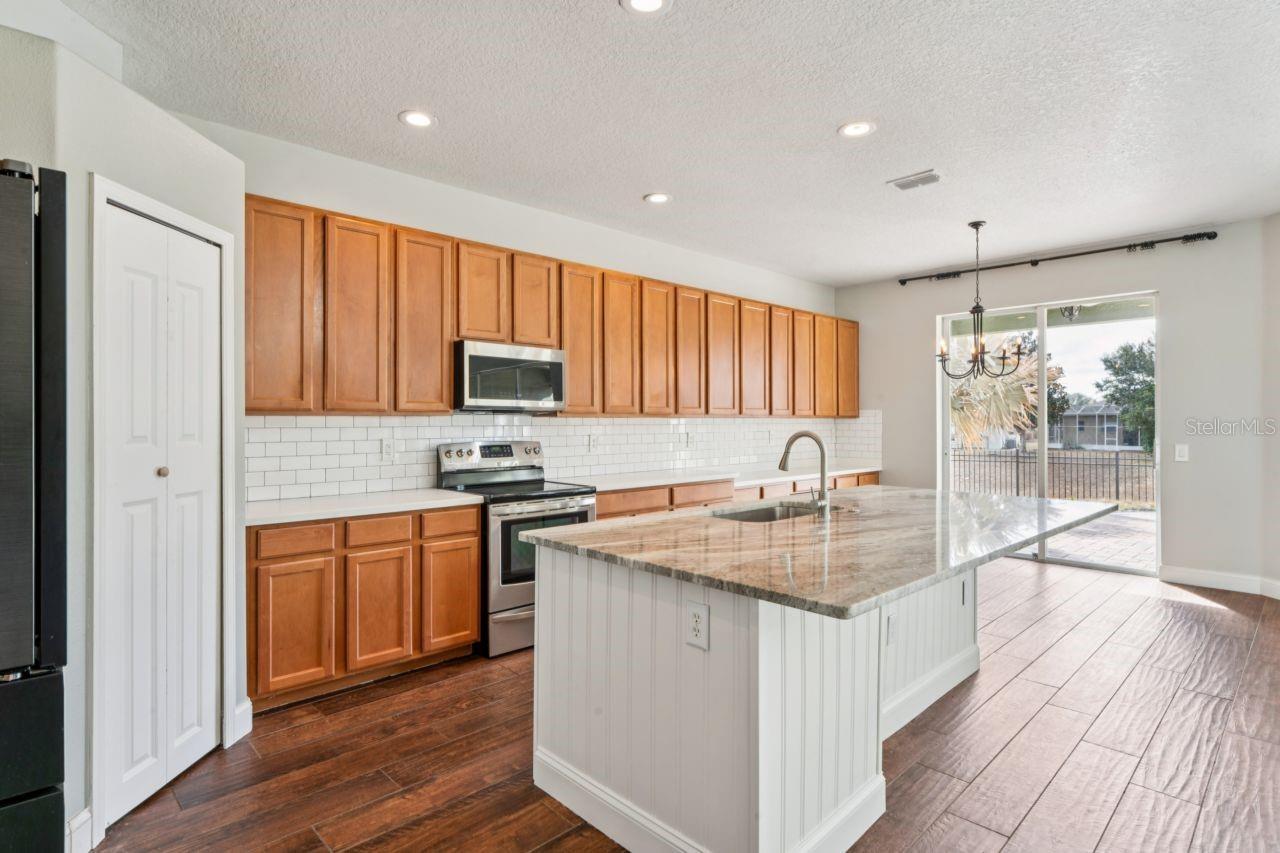 Kitchen Island/Cabinets