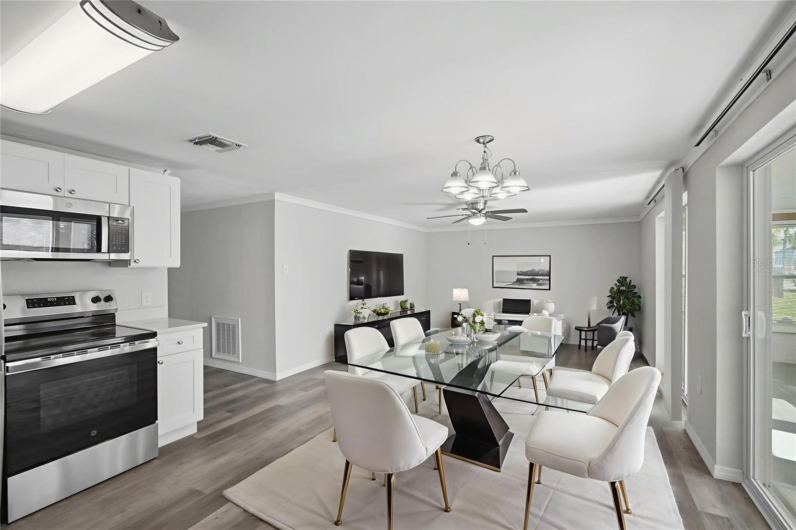 This photo has been Virtually Staged.