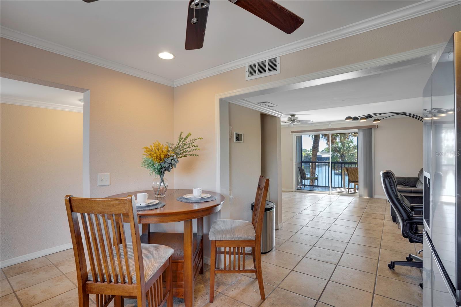 Kitchen eat in space