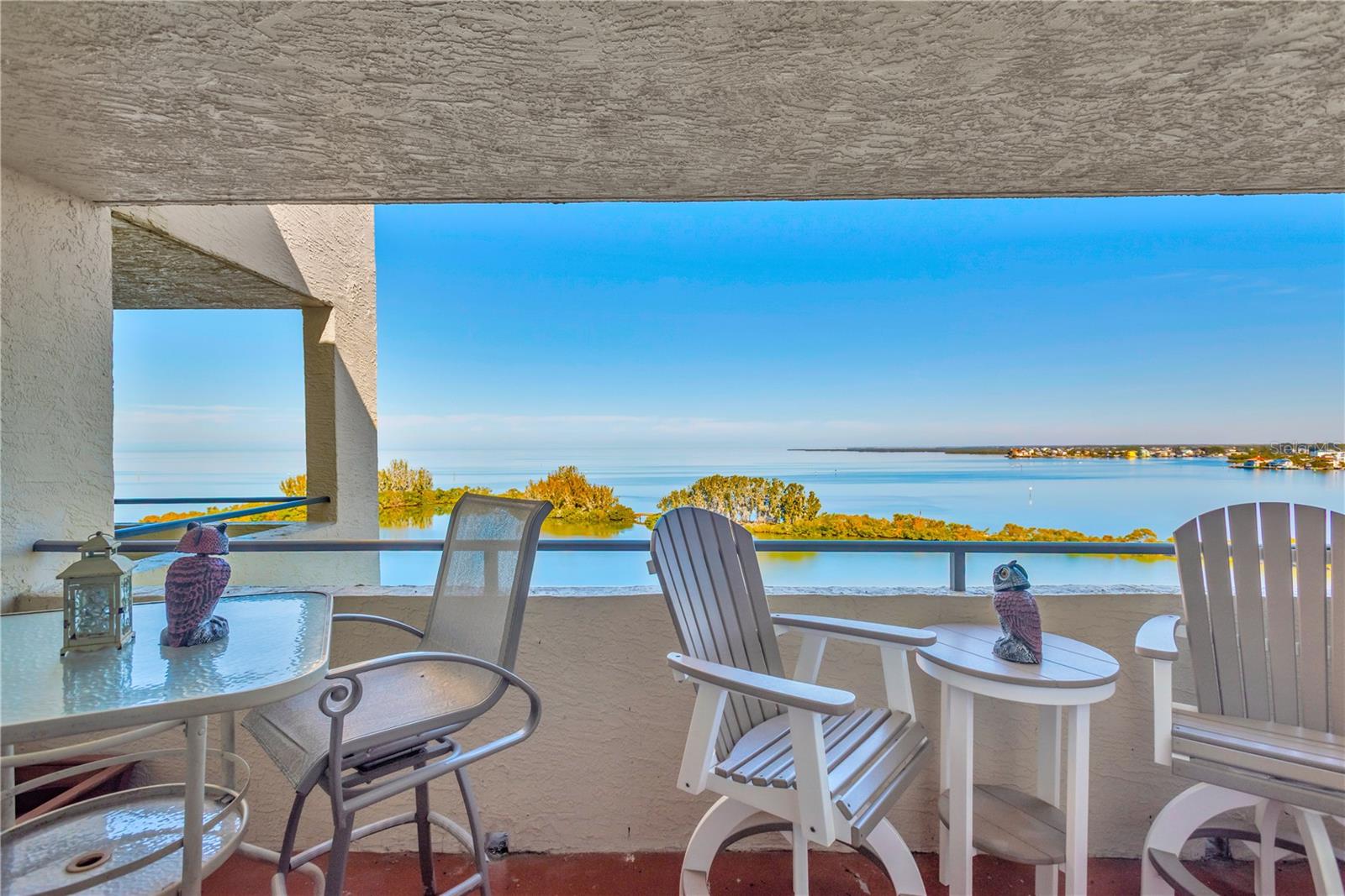 Enjoy entertaining on your open air patio as you gaze over the sparkling Lagoon and Gulf of America waters.