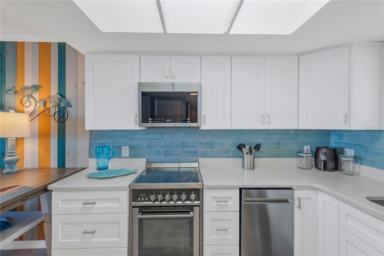 Another view of this amazing kitchen.