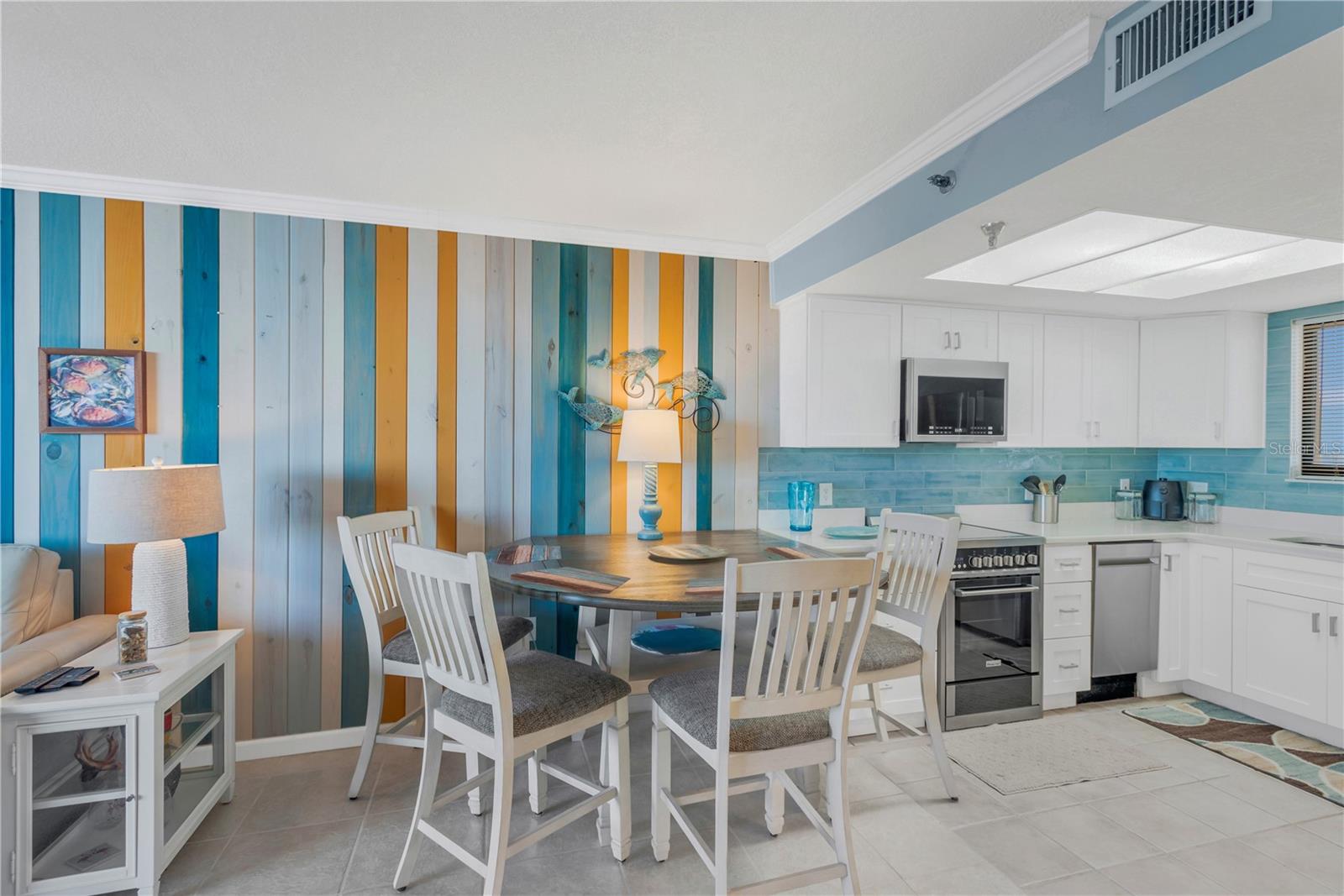 Hosting a dinner party ~~ impress your guests with lovely decor as you whip up that exciting menu.