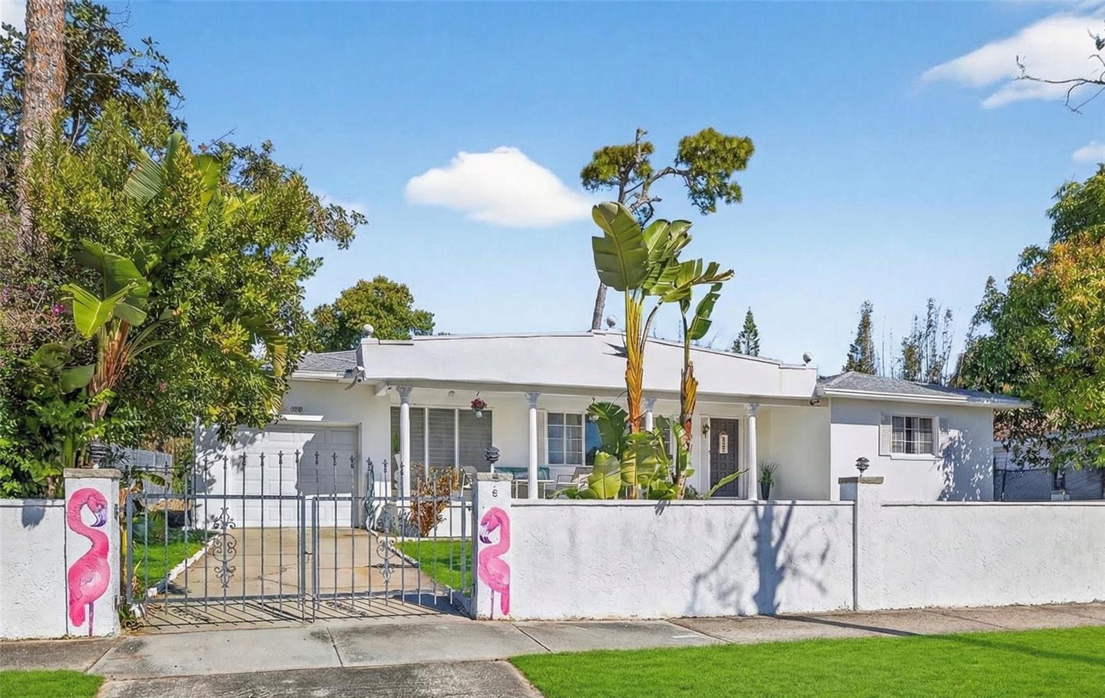 Welcome to this beautiful home in Tarpon Springs. (Grass is virtually enhanced)