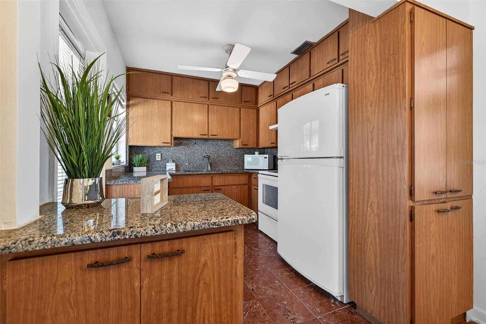 Kitchen features a ceilimg fan