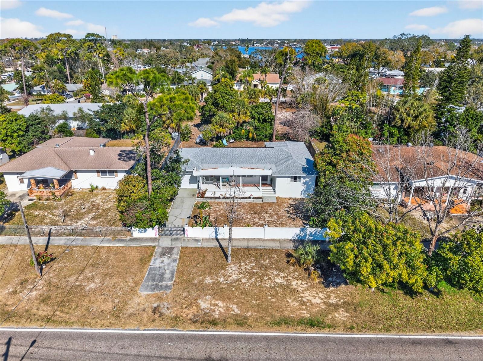 The house is located close to Sunset Beach and Howard Park/Beach