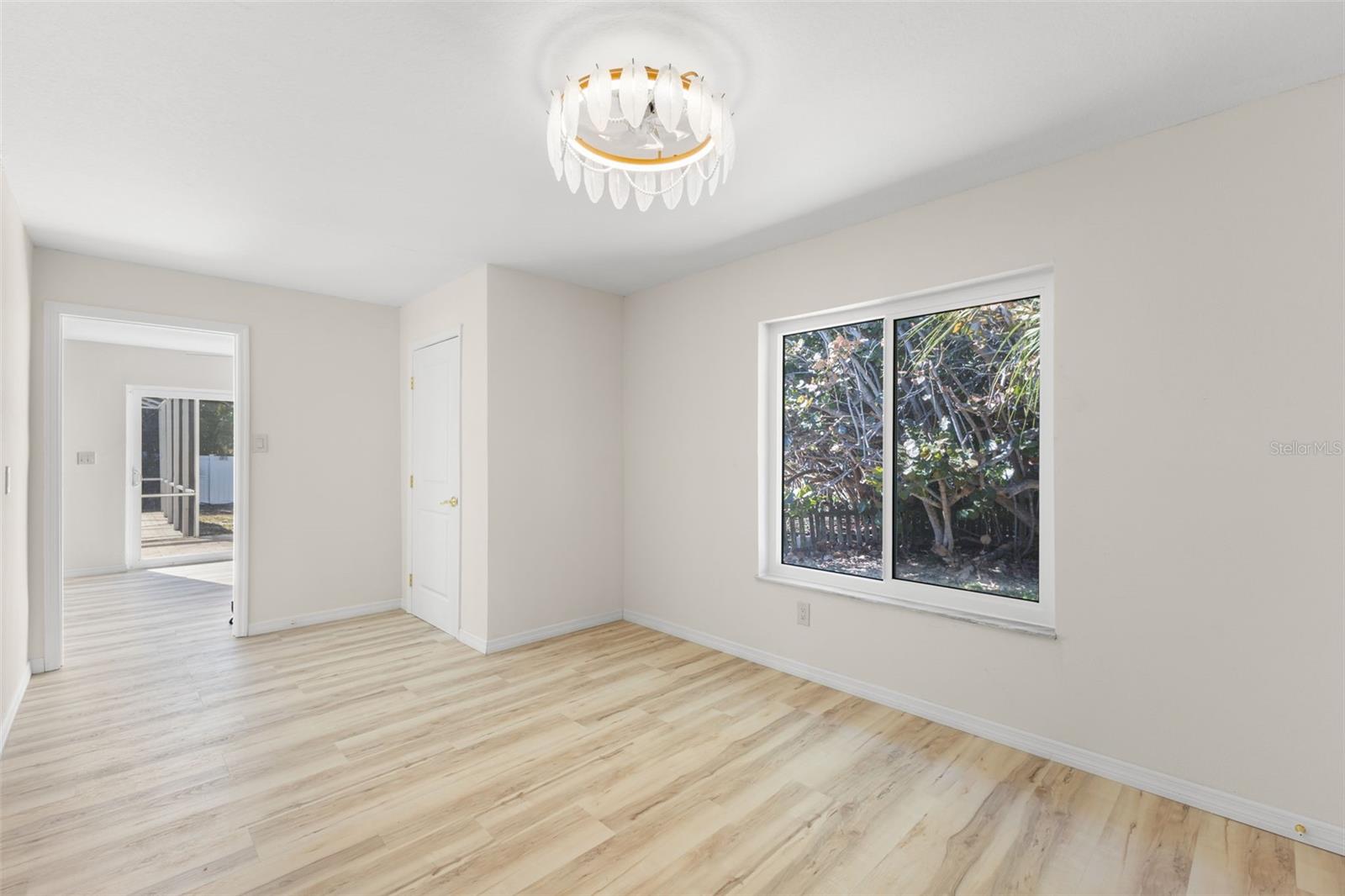 bonus room great for office/workouts etc