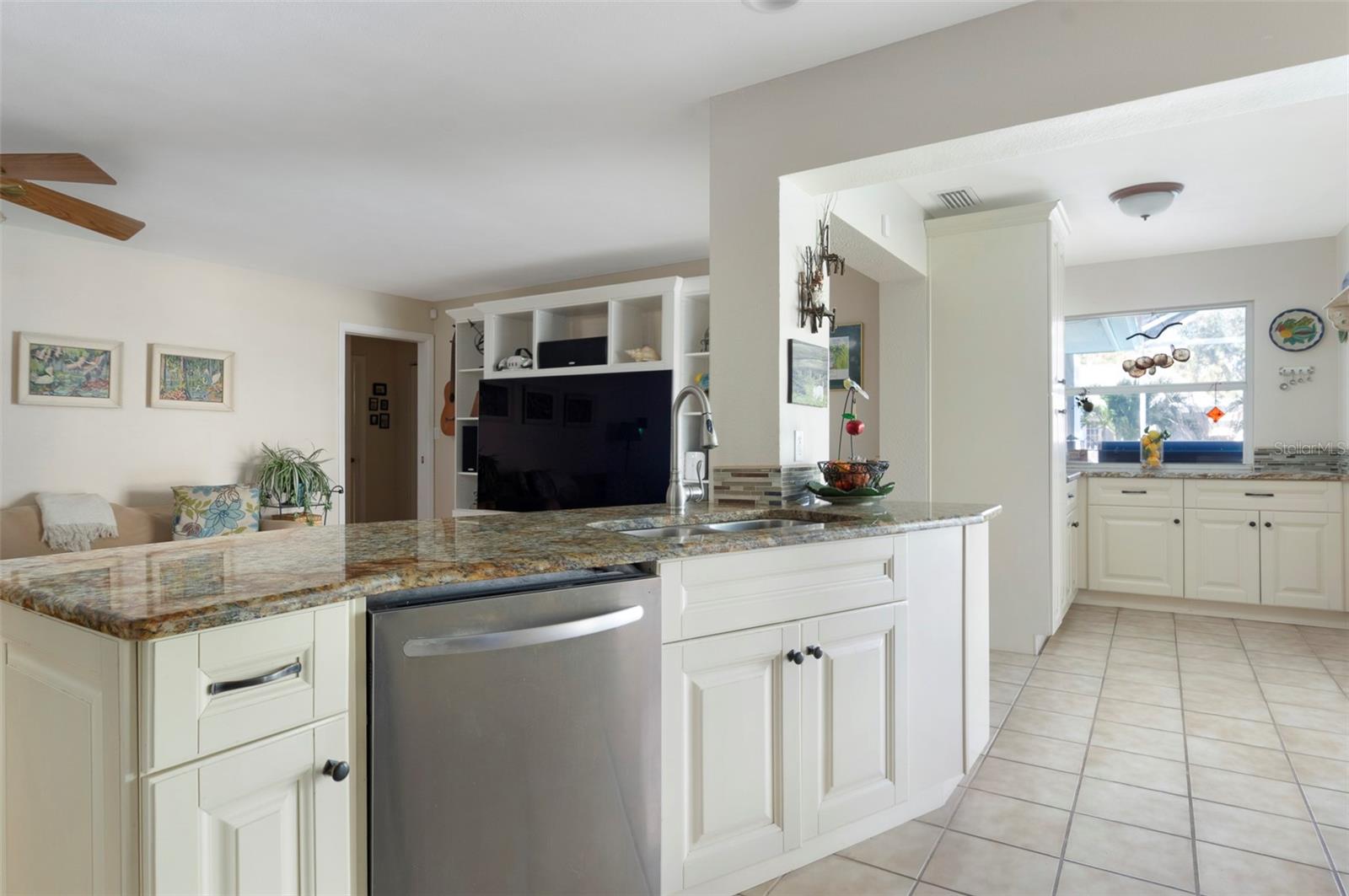 KITCHEN ALSO FEATURES A LARGE ISLAND FOR BOTH FAMILY GATHERINGS AND ENTERTAINING.