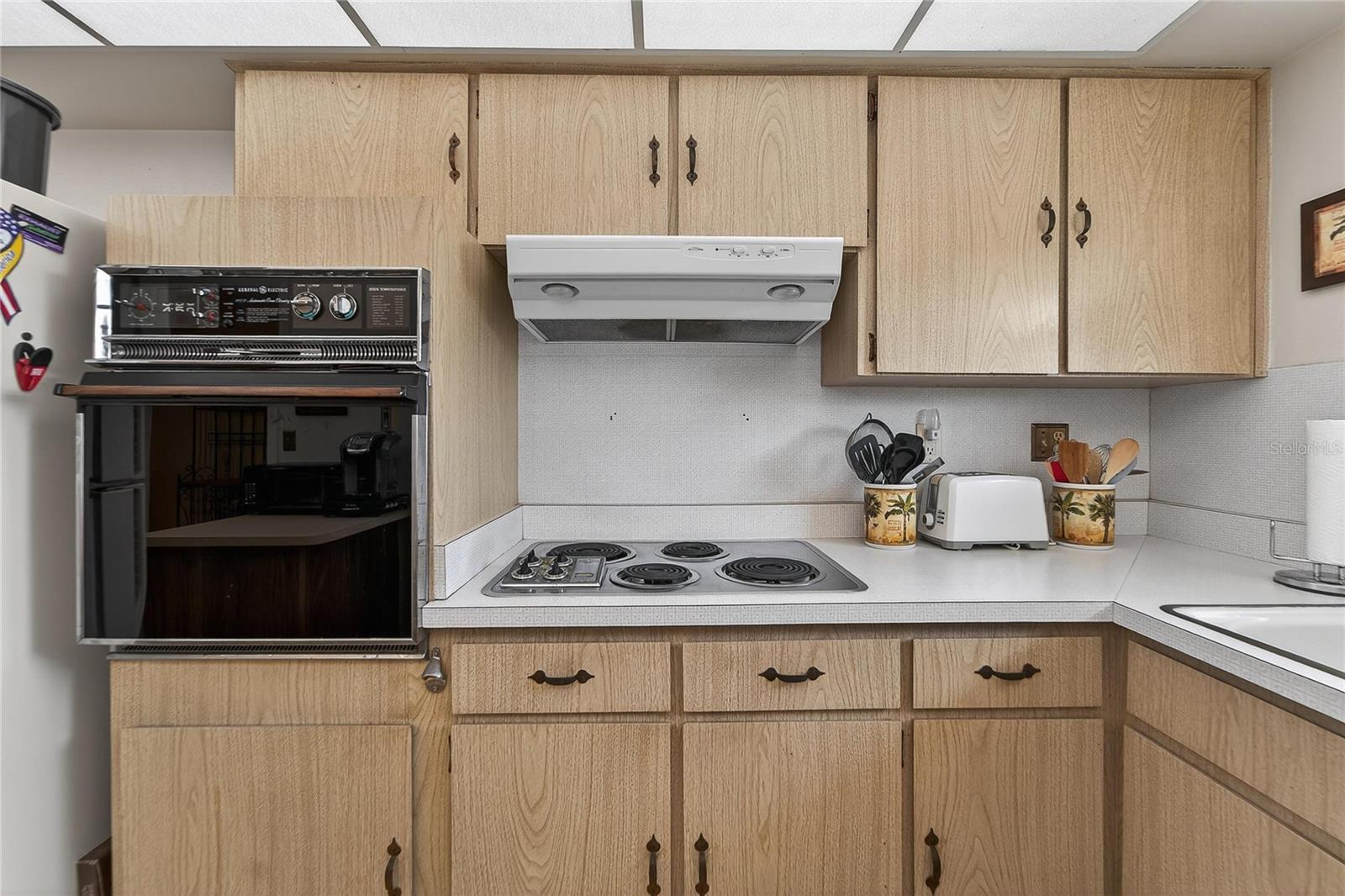 TB8469834 - wall oven, cooktop