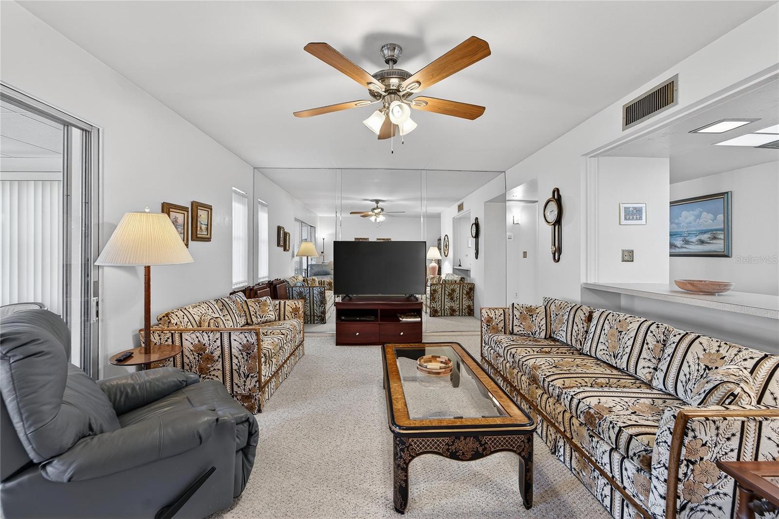 TB8469834 - can be configured with dining area