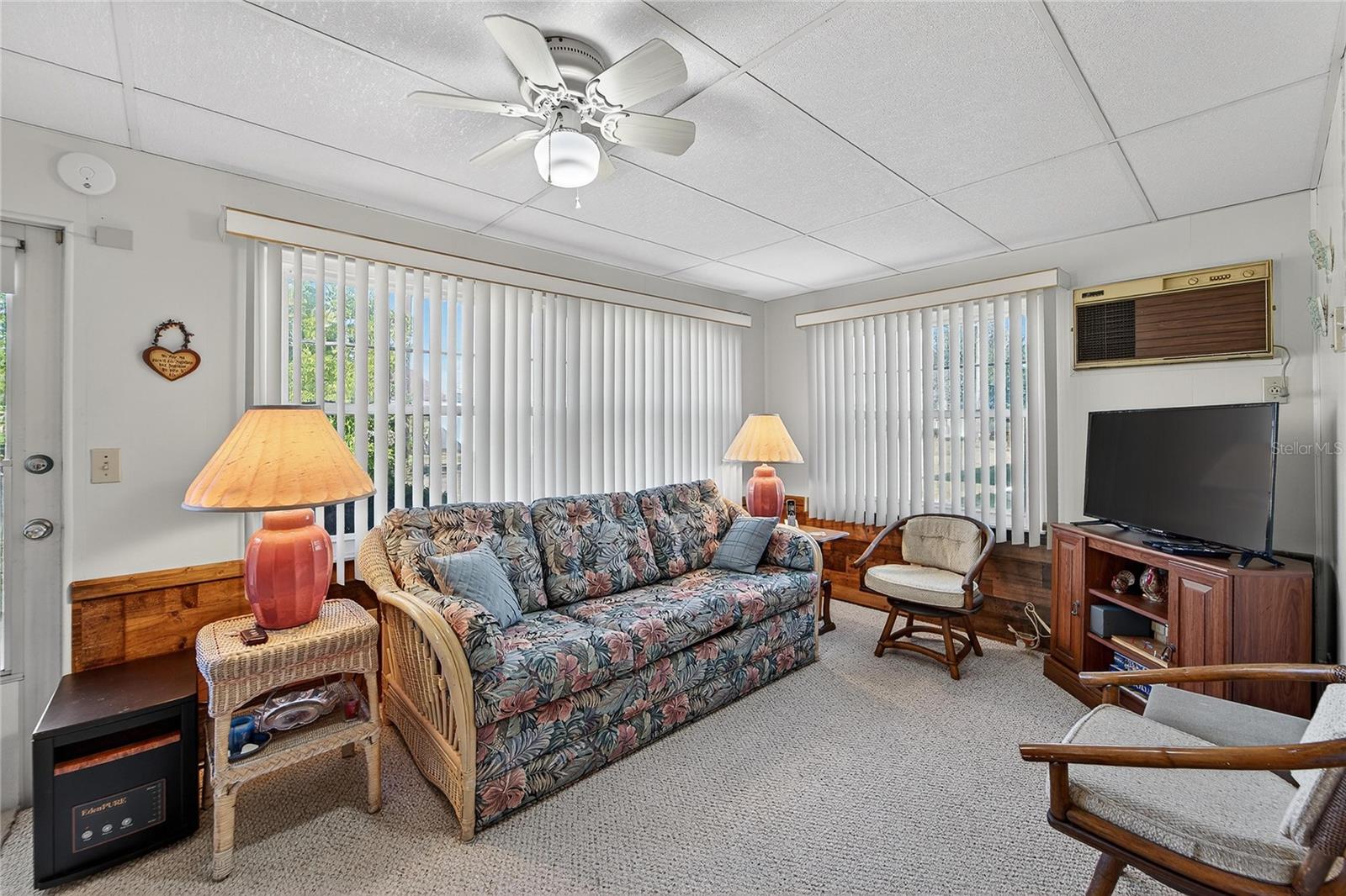 TB8469834 - lots of natural light from windows