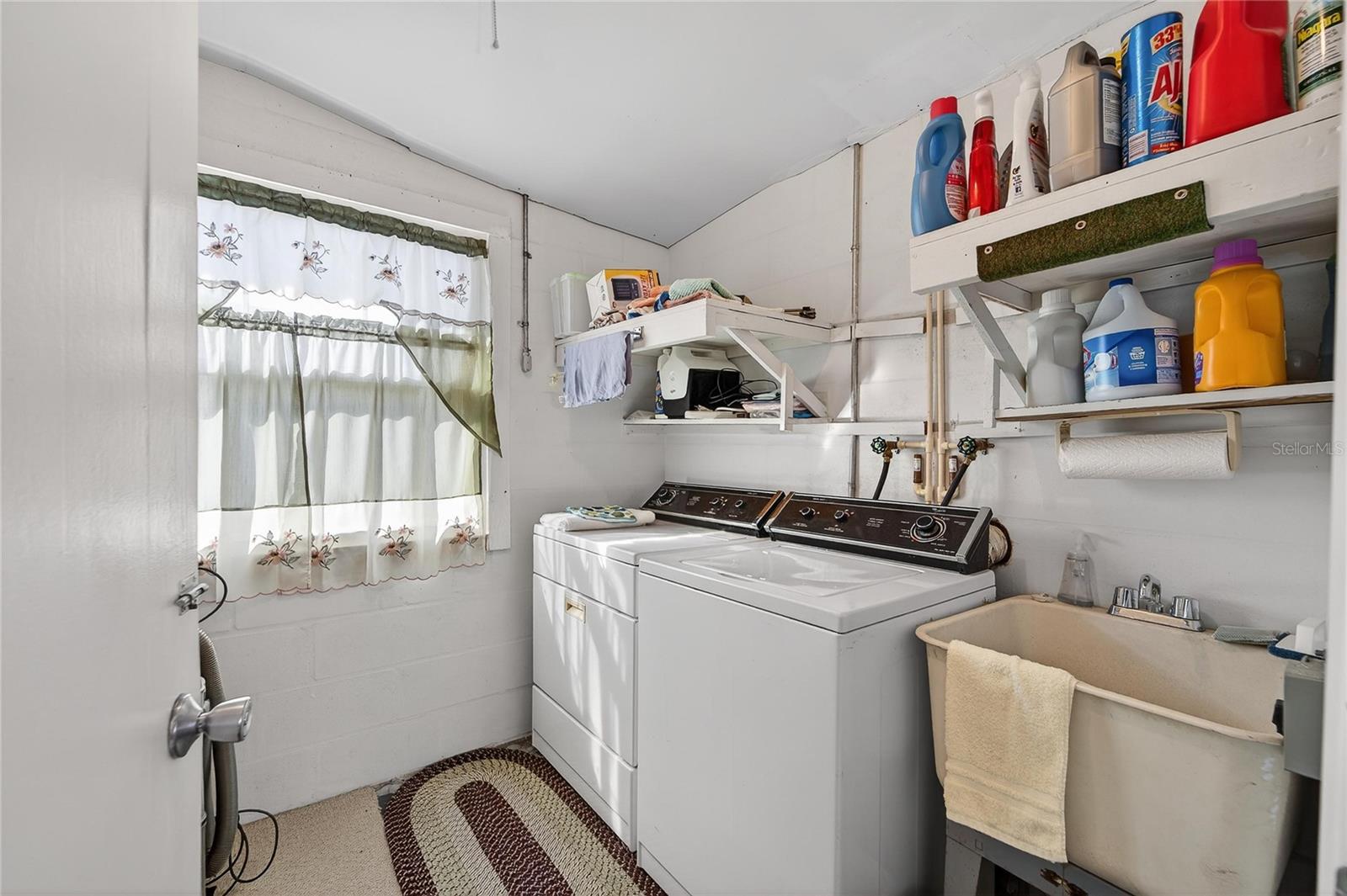 TB8469834 - laundry with tub and window