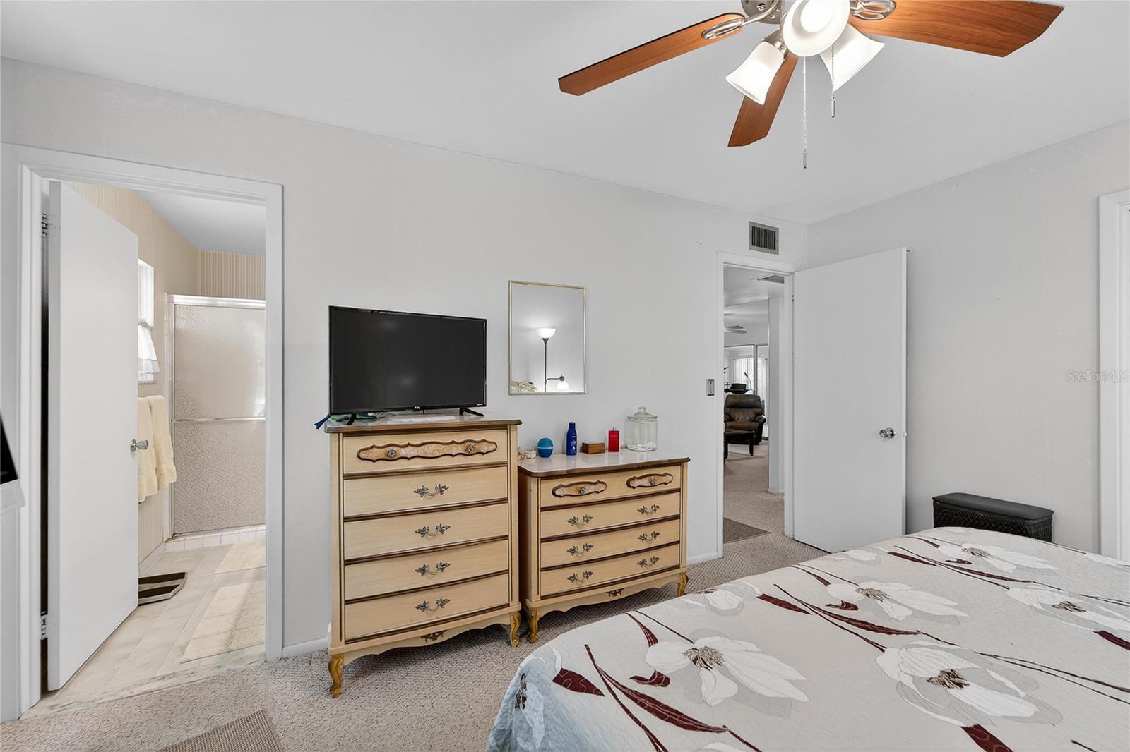 TB8469834 - primary bedroom