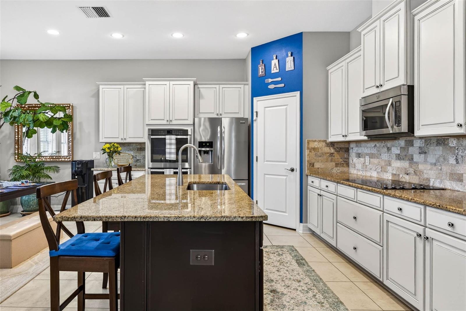 Double wall oven, cooktop, stainless steel appliances.