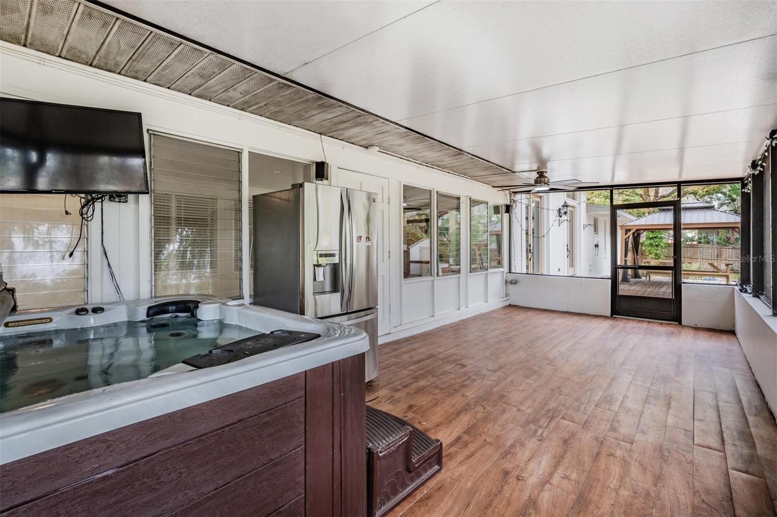screened lanai with hot tub