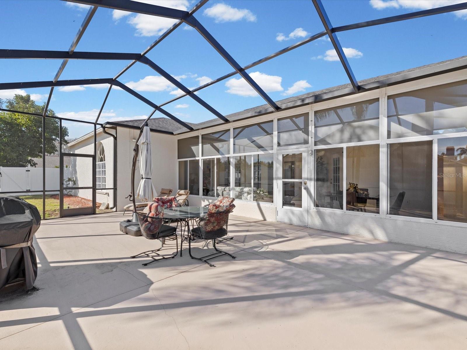 Screened in lanai for outdoor enjoyment