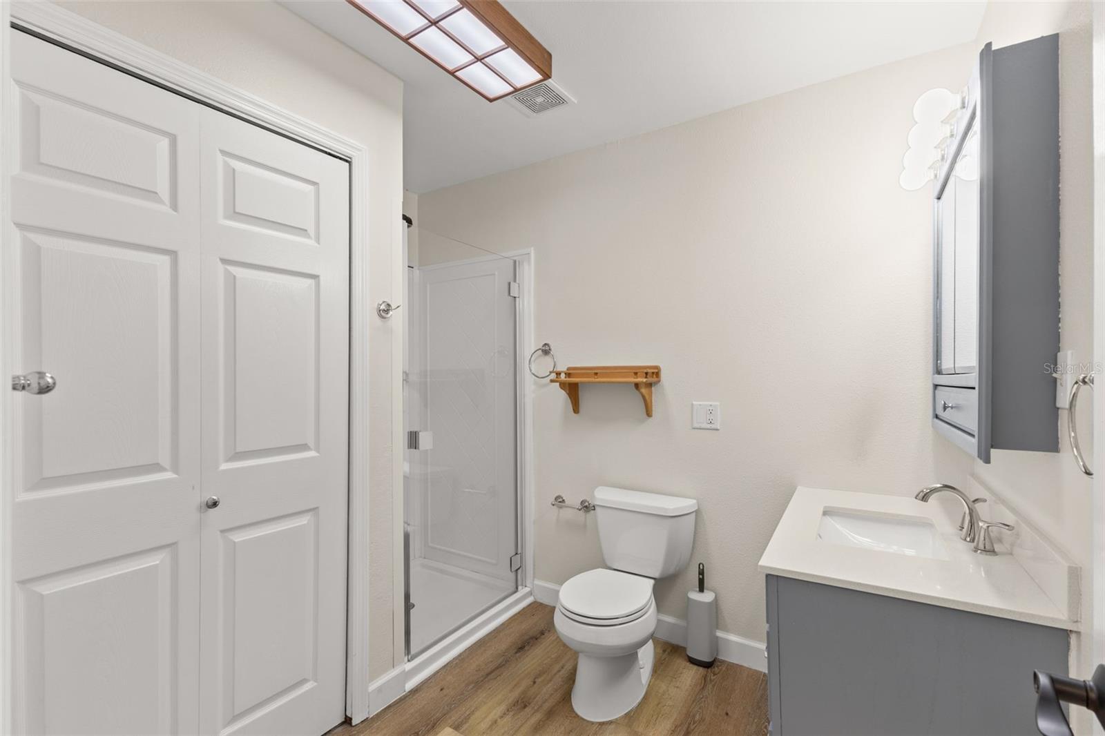 Second bathroom with washer/dryer