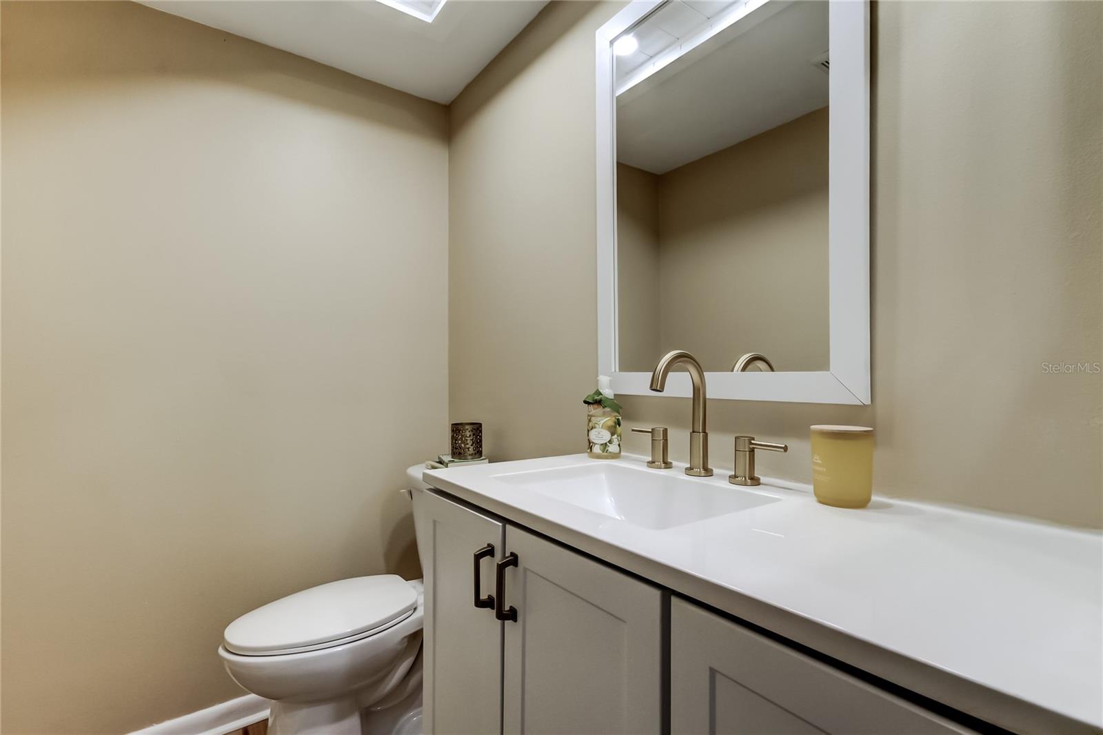 18. Bathroom #3 (4.1' x 6') - EVERYTHING IS NEW! White + Gold Classy Theme! Perfect for Guests!!