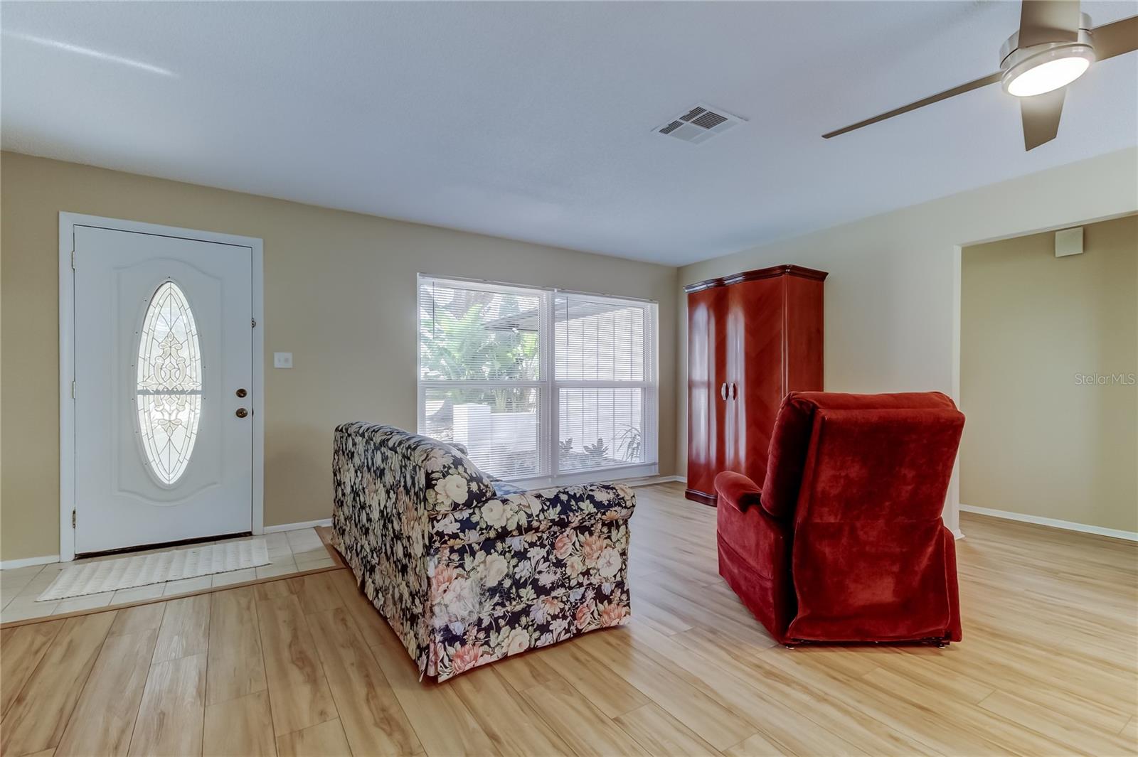 25. Front Living Room (14.10' x 17.7')