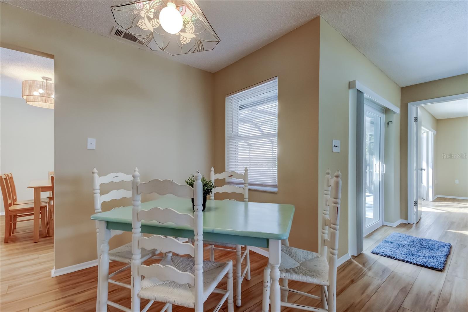 32. Eat In Nook (5.7' x 6.6') is a Cozy Comfortable Place for Morning Coffee!