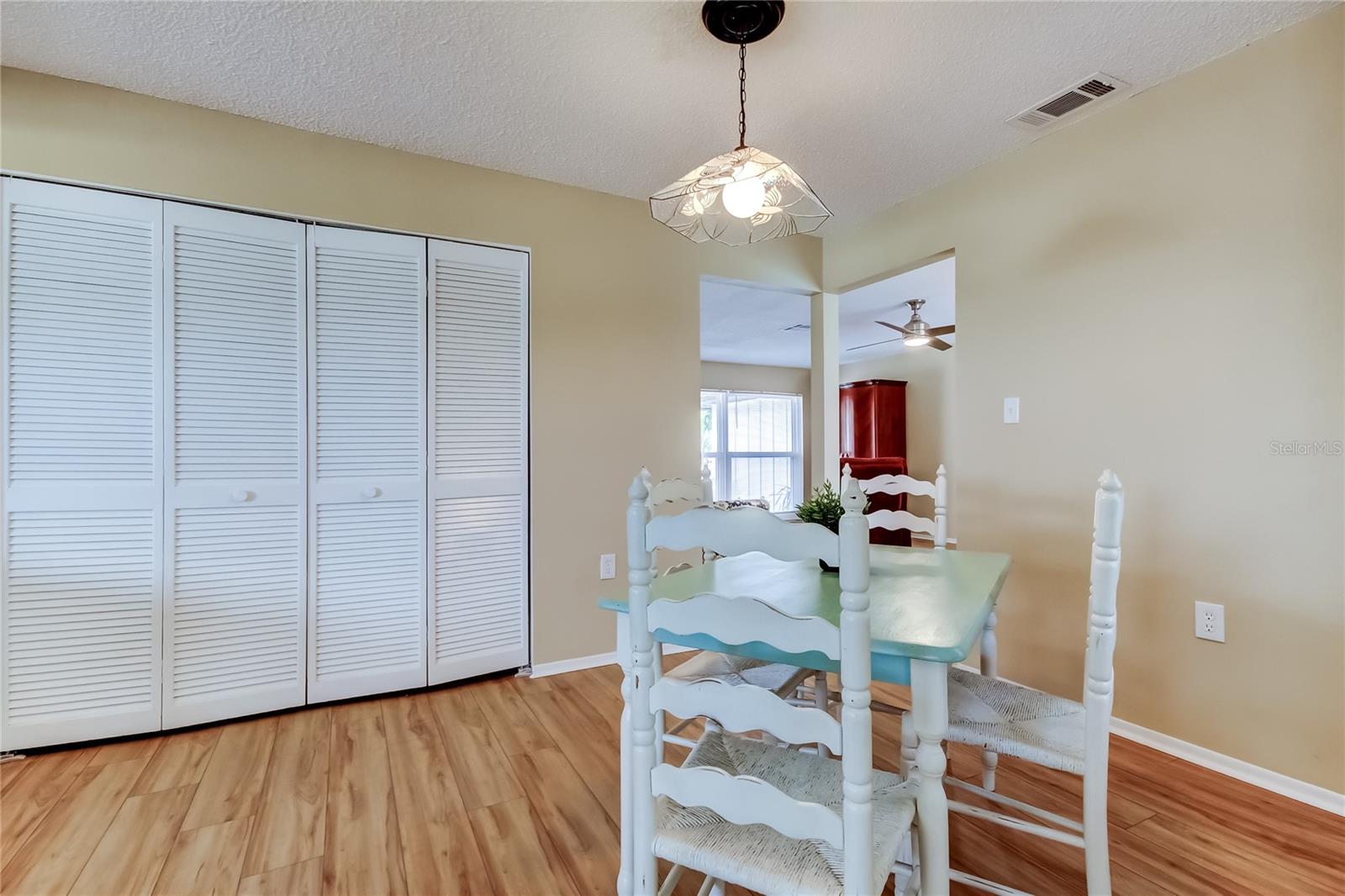 33. Eat In Nook (5.7' x 6.6') is a Cozy Corner.. Opposing the HUGE Closet Pantry!!