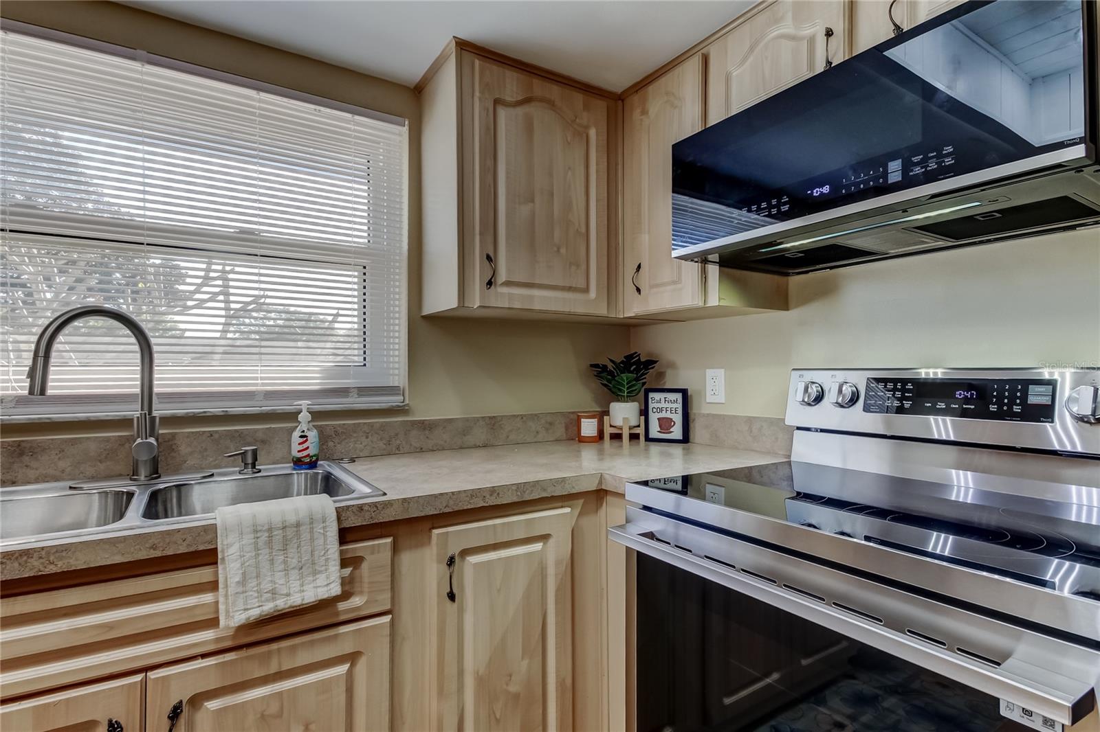 37. Kitchen (10' x 13') Updated Garbage Disp, Faucet, Lighting, $7k New Stainless Steel Appliance Package!