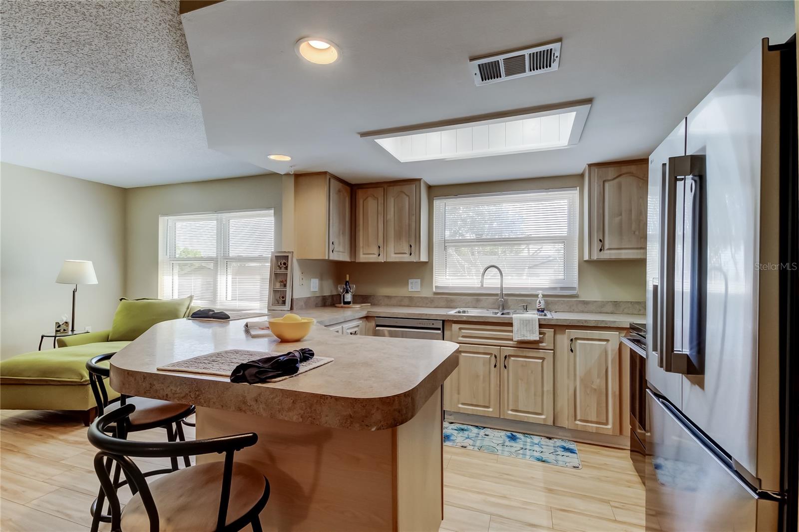 9. Kitchen (10' x 13') w Large Breakfast Bar.. Easily Fits 4 Bar Stools!!