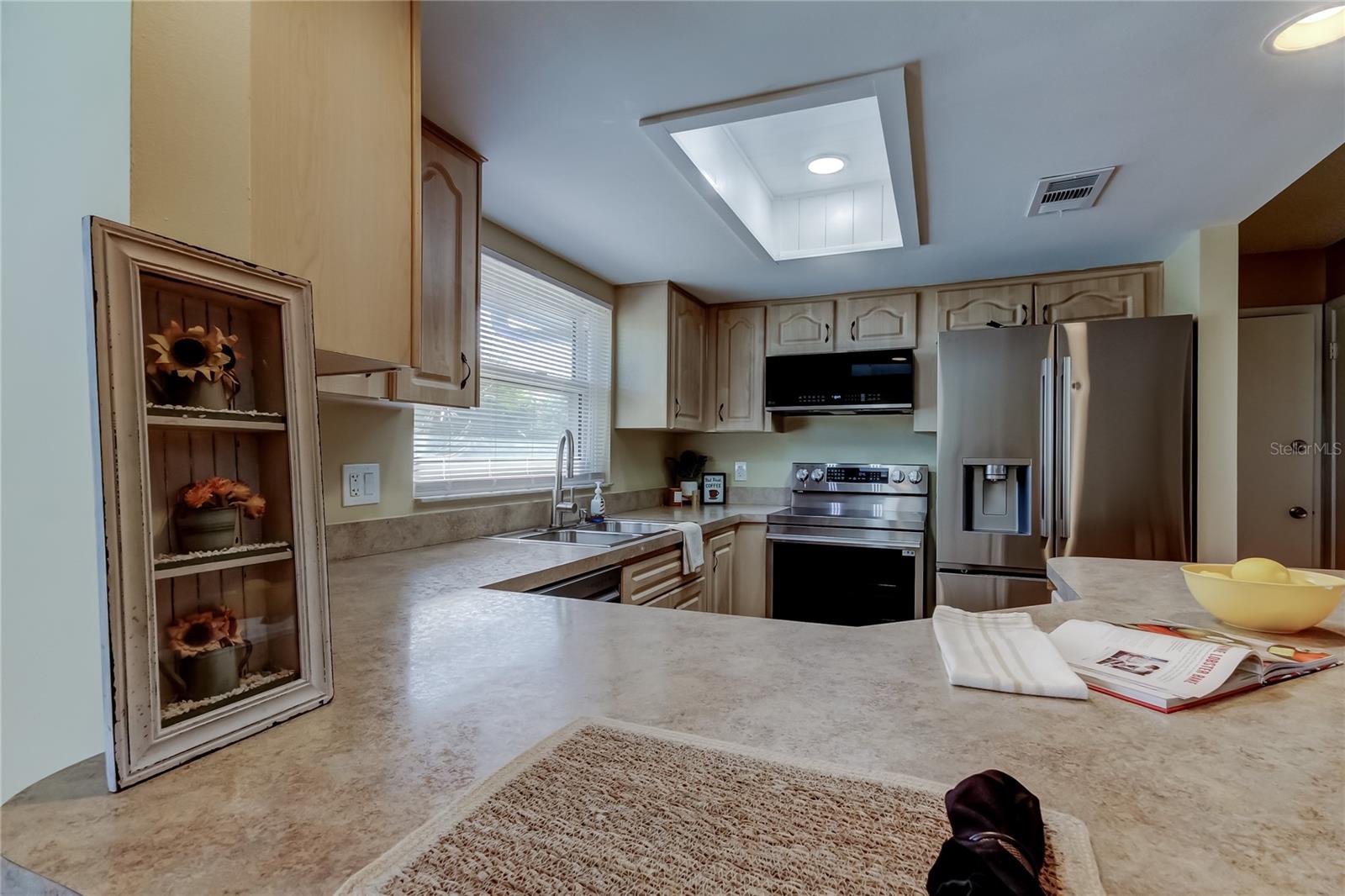 10. Kitchen (10' x 13') w Large Breakfast Bar.. Easily Fits 4 Bar Stools!!