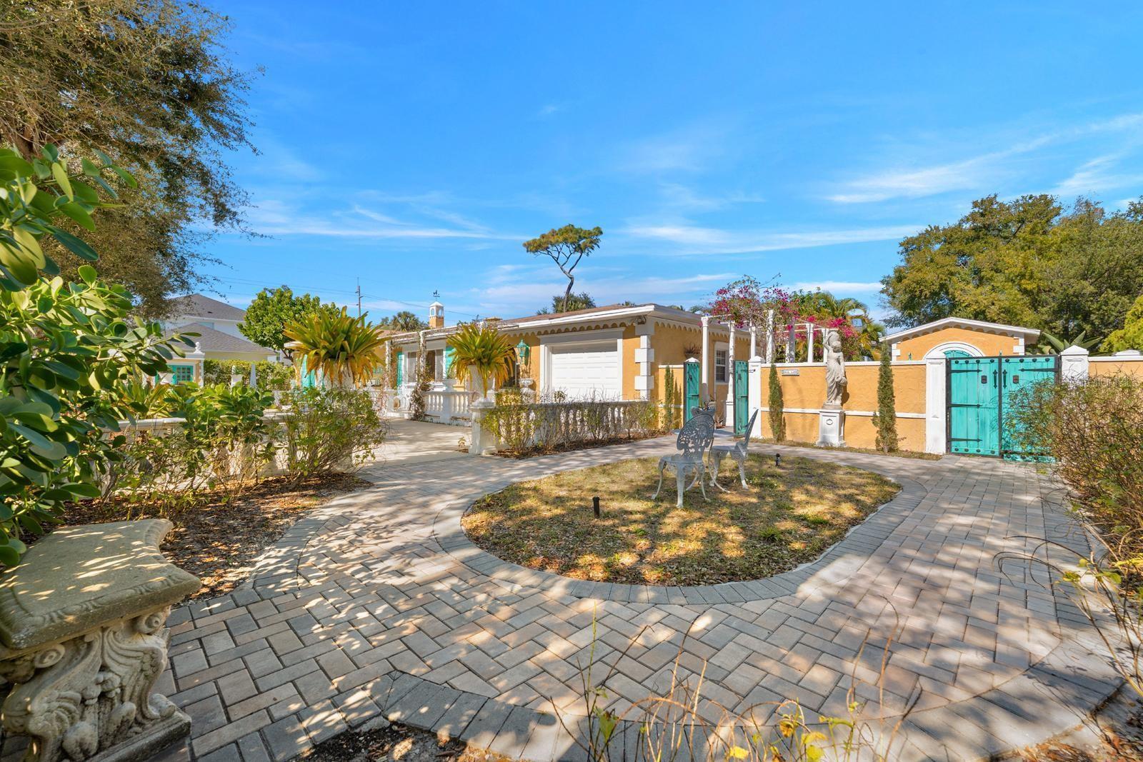 SIDE GARDEN / FRONT VIEW