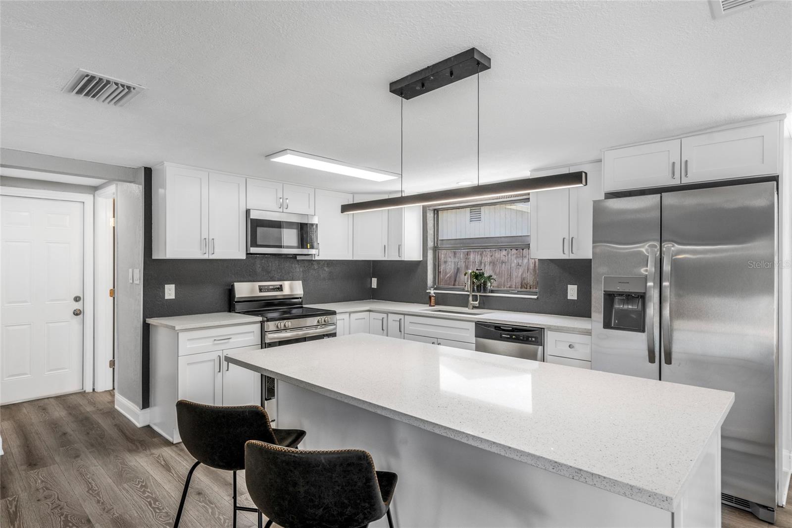 Kitchen with large Island