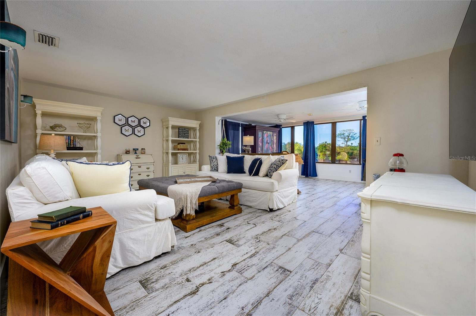 Living room / Sunroom