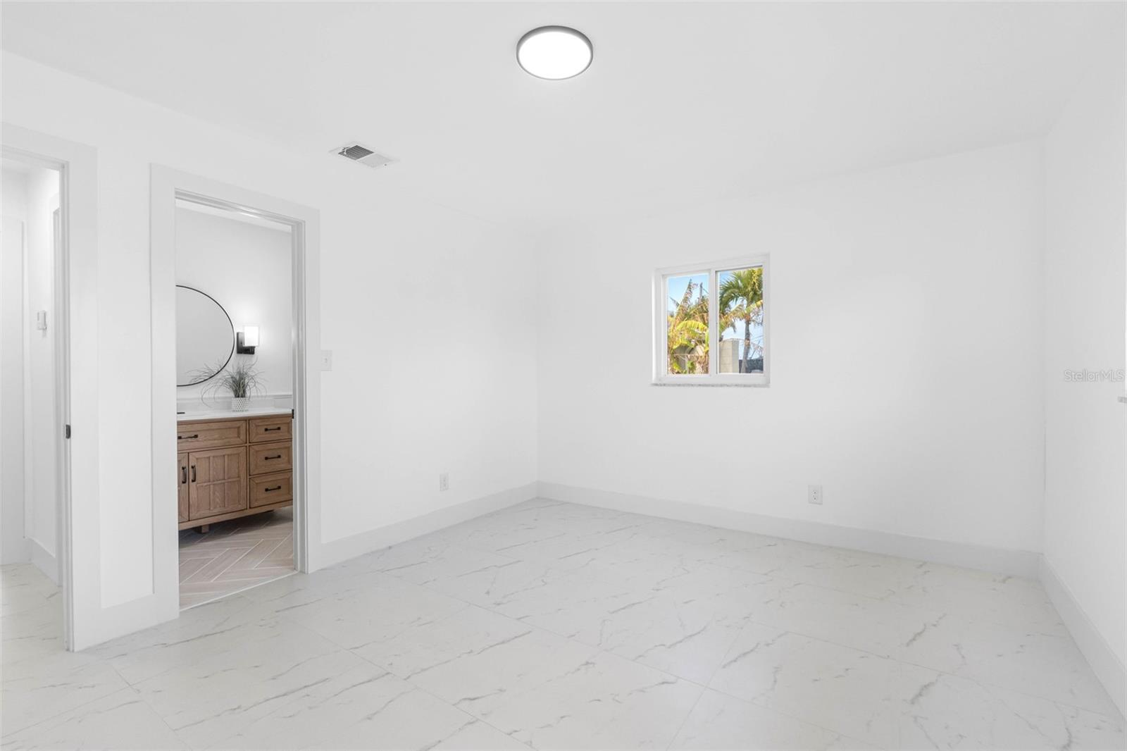 Ensuite bathroom also opens to the hallway.