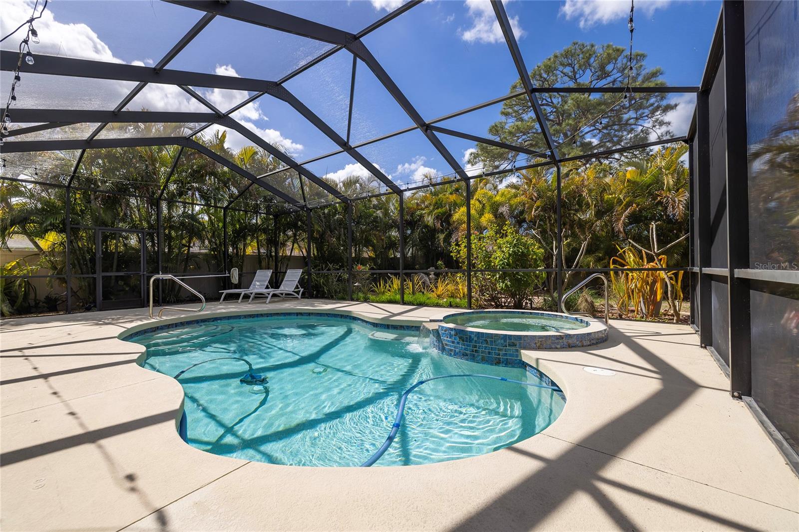 Beautiful Screened Pool with Spa