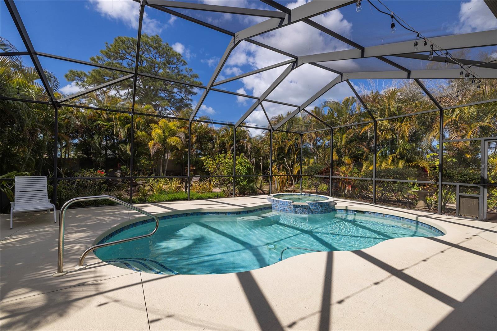 Beautiful Screened Pool with Spa