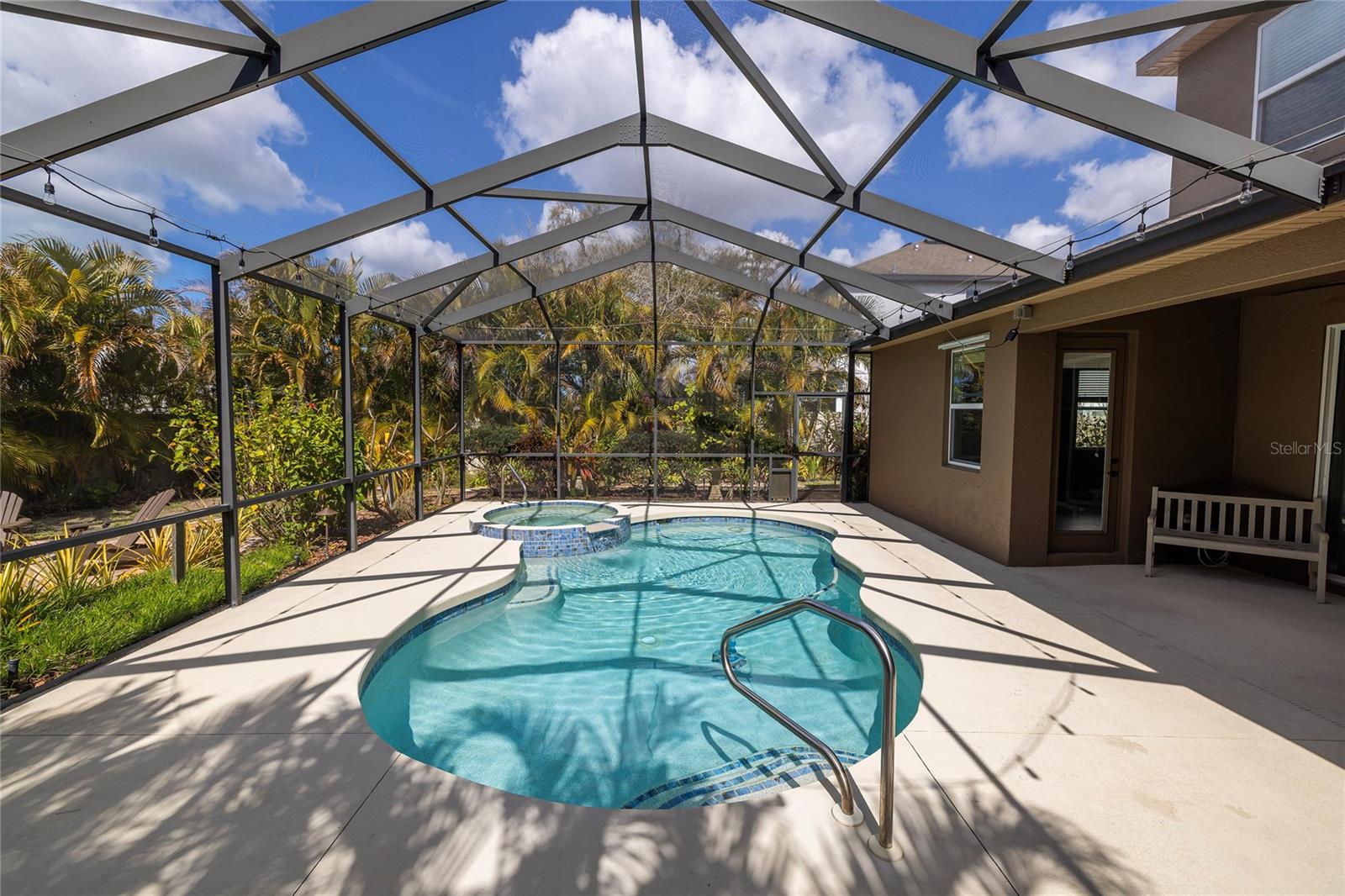 Beautiful Screened Pool with Spa