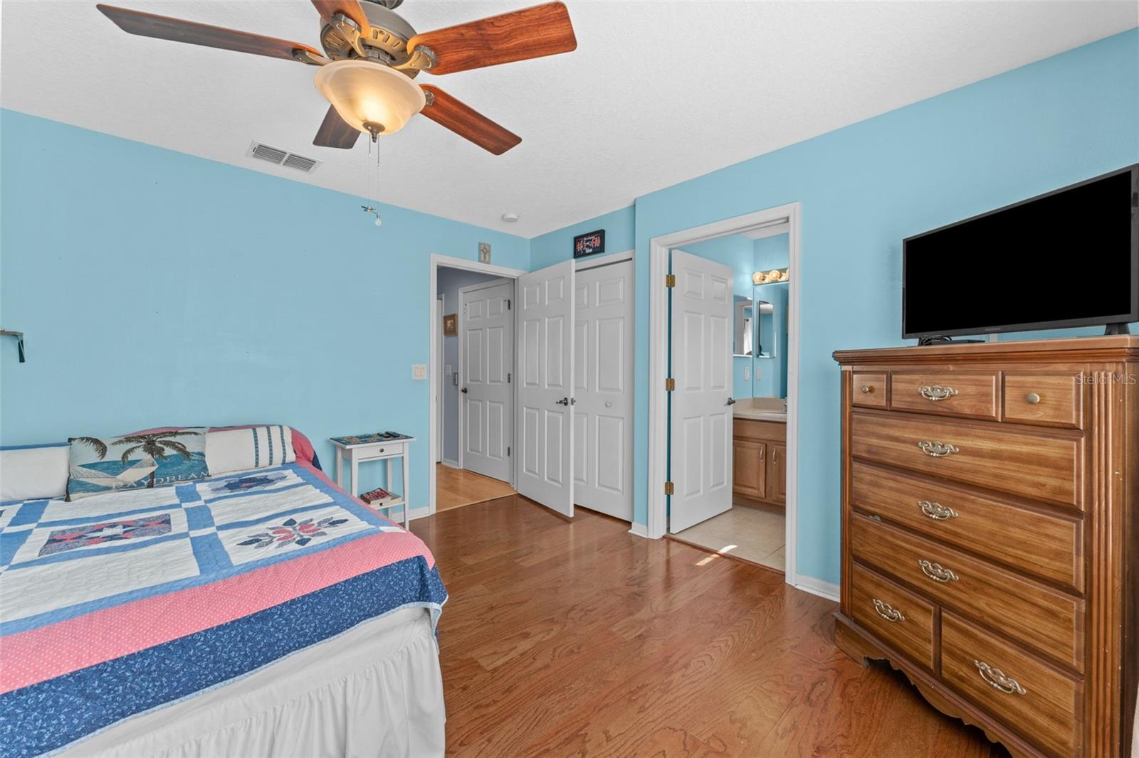 Second bedroom with en suite