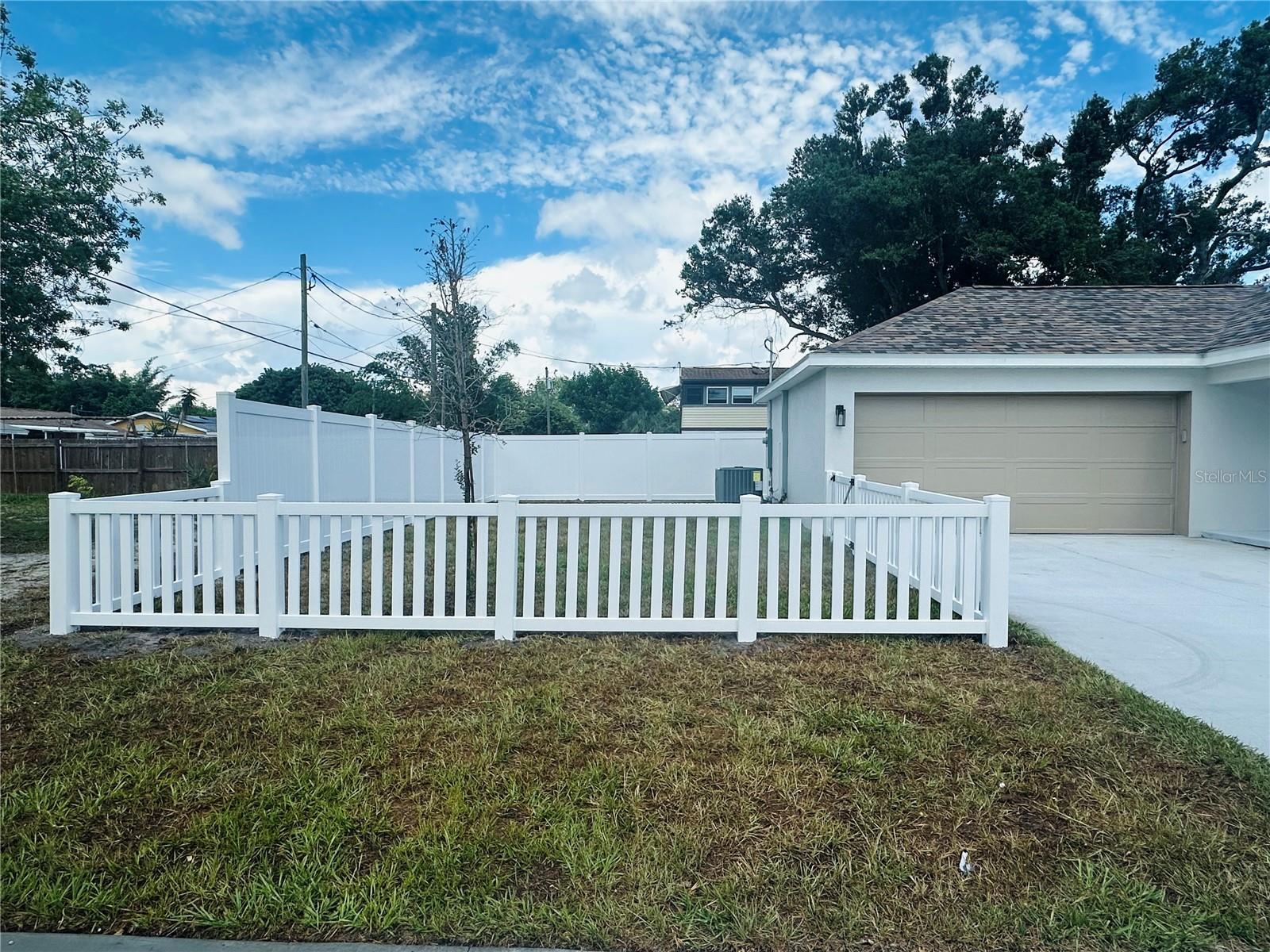 Sidde vinyl fence