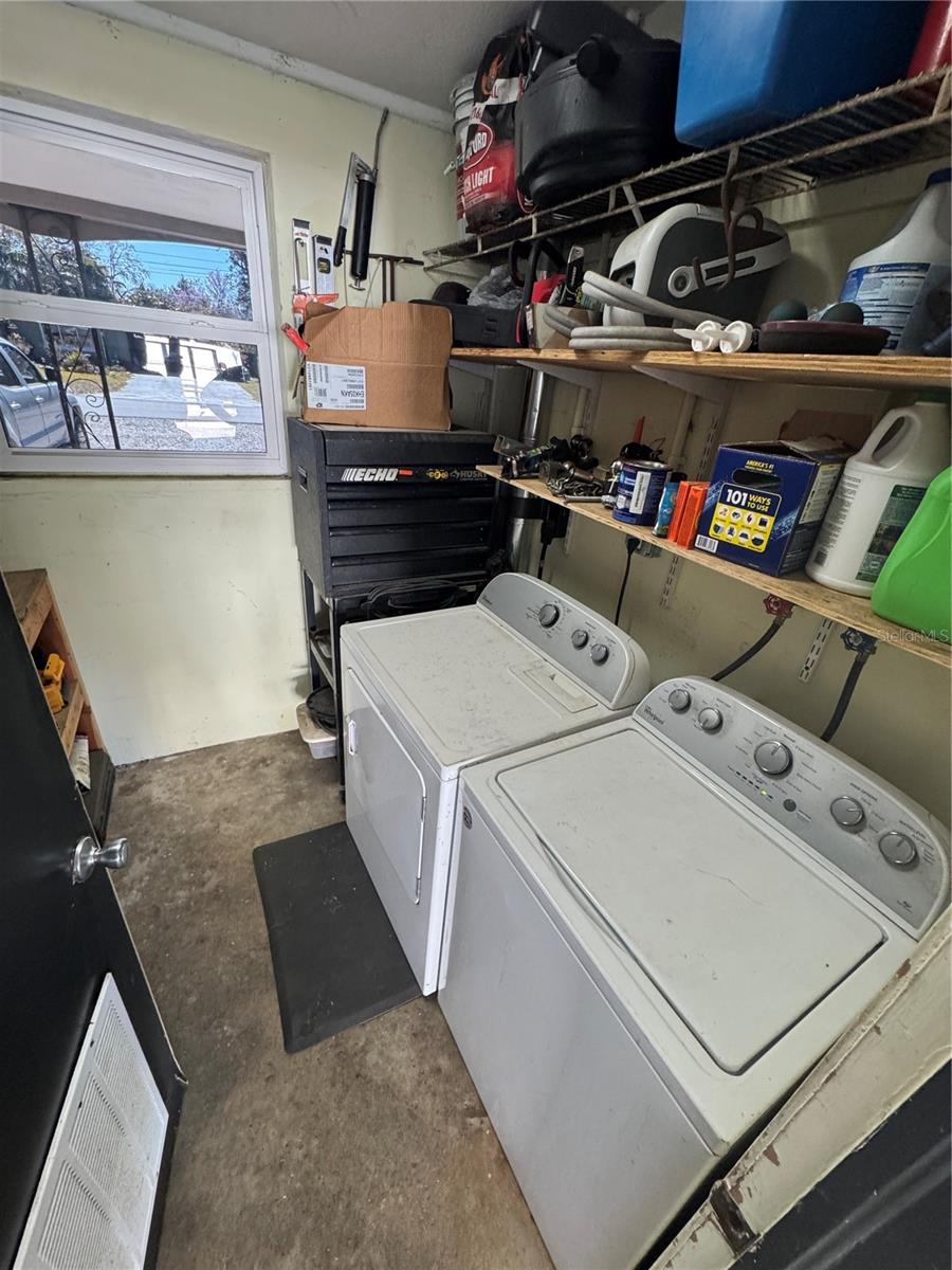 Laundry Room undercarport
