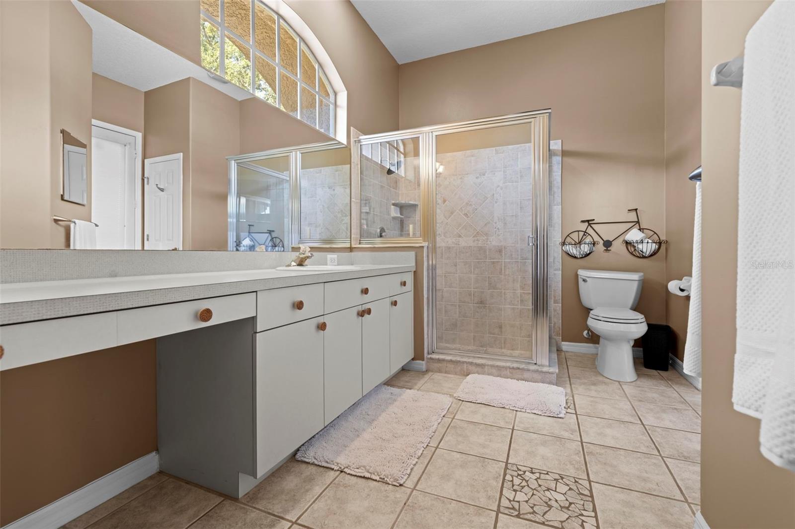 Full bath adjoining casita