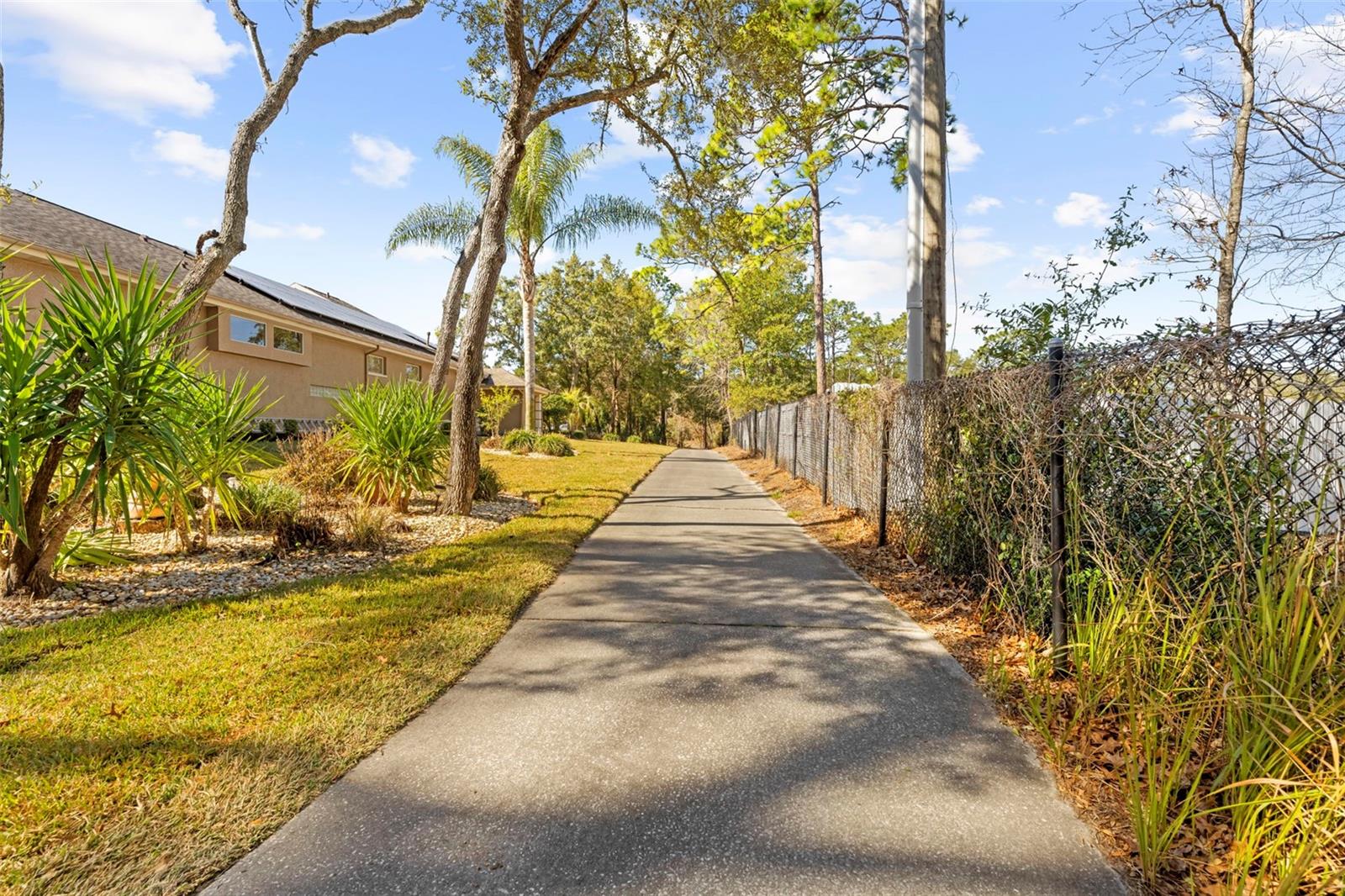 Golf path - no side neighbors!