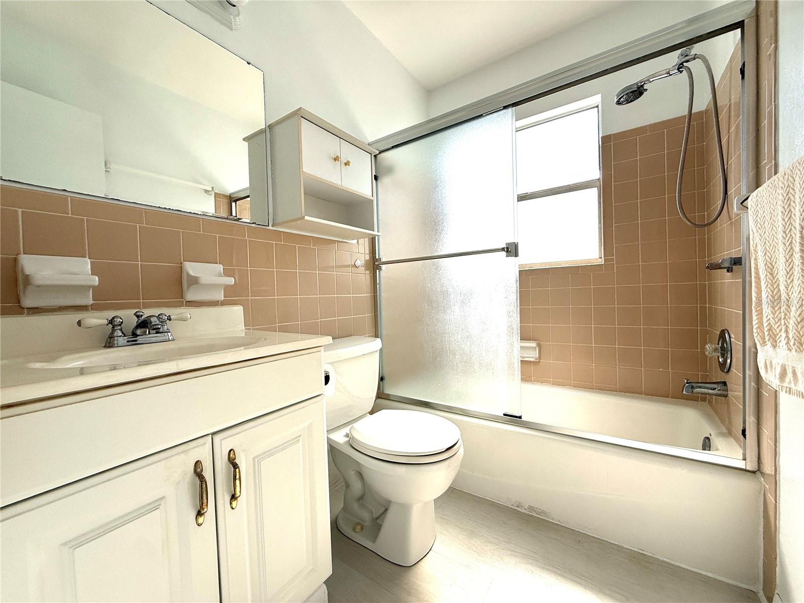 Well maintained bathroom with tub/shower combo