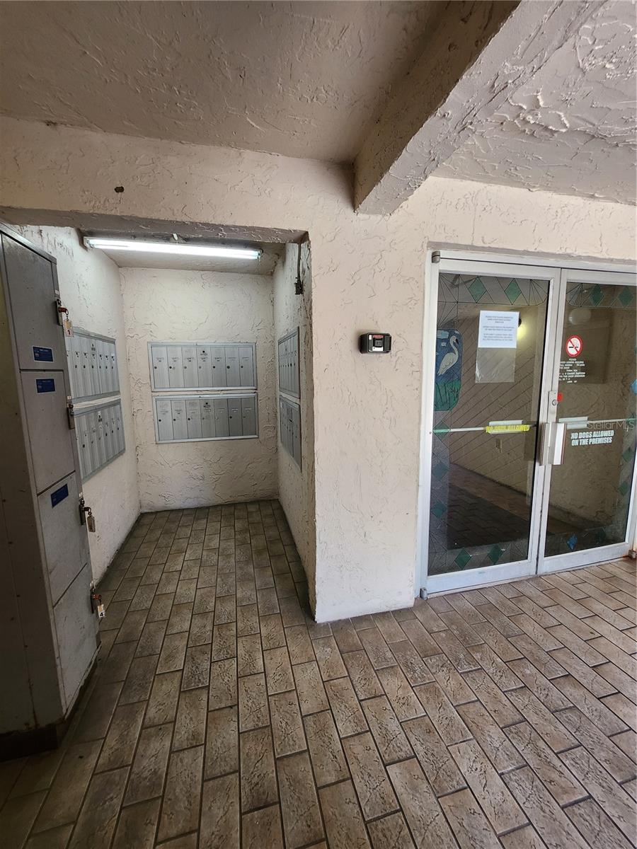 DOUBLE DOOR SECURE ENTRY WITH CODED KEY PAD