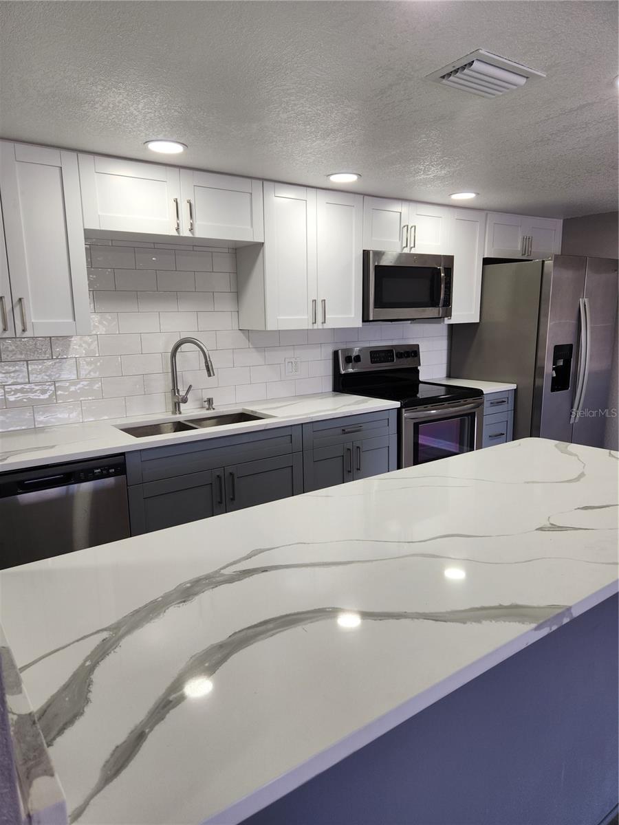 QUARTZ COUNTERS