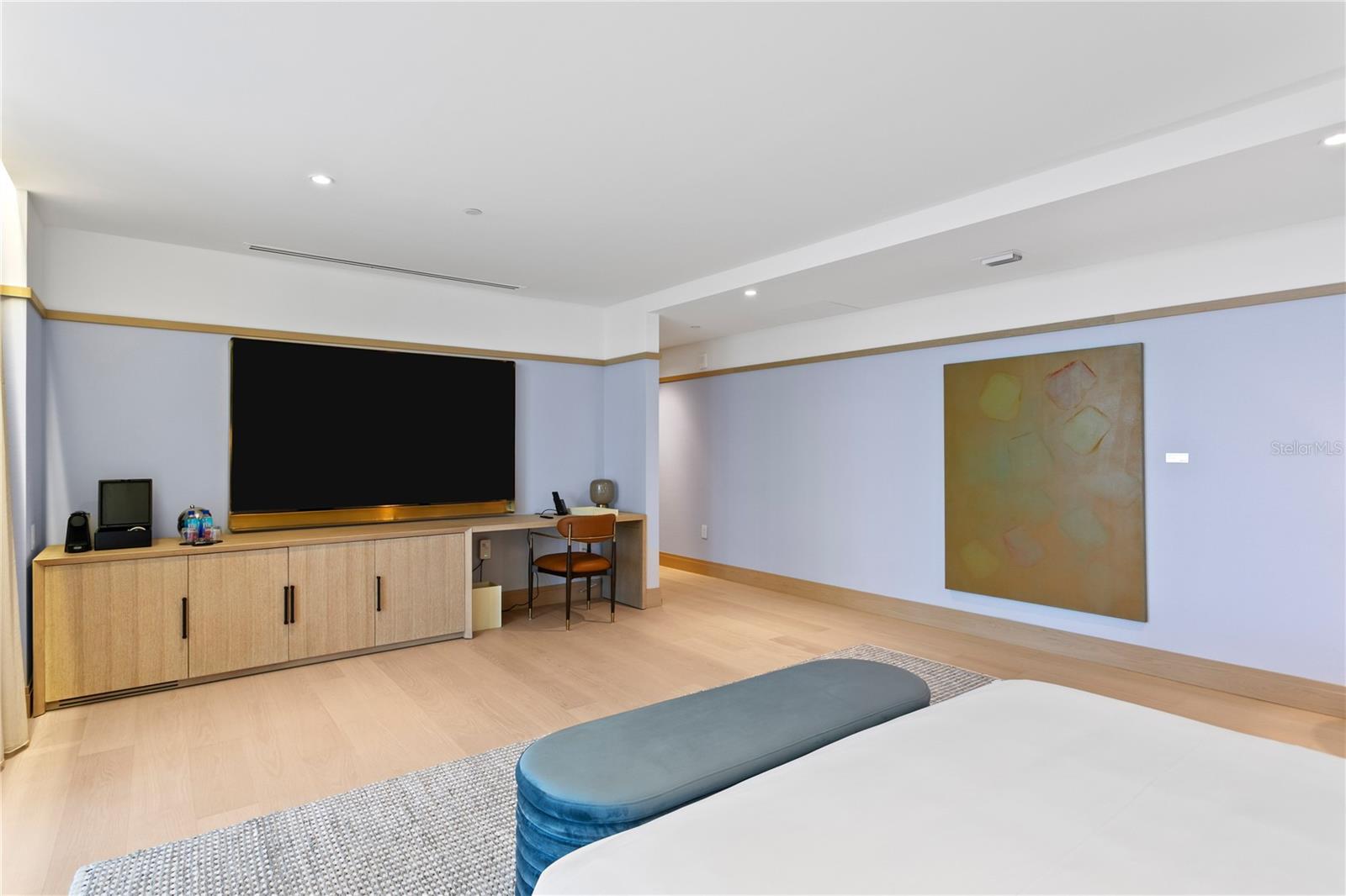 2 luxurious Guest Suites with Room Service