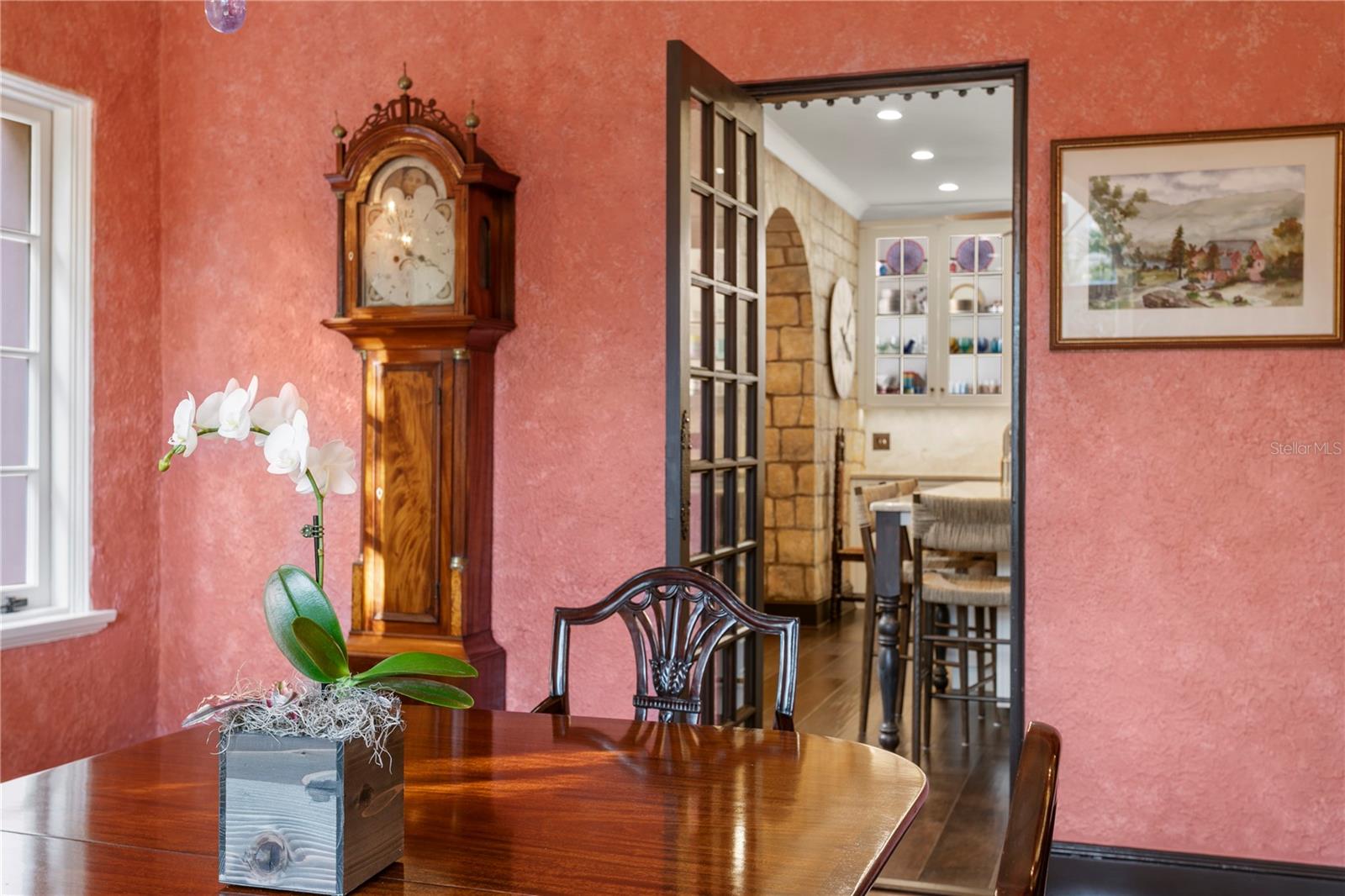 Butler's door leading to and from the kitchen.