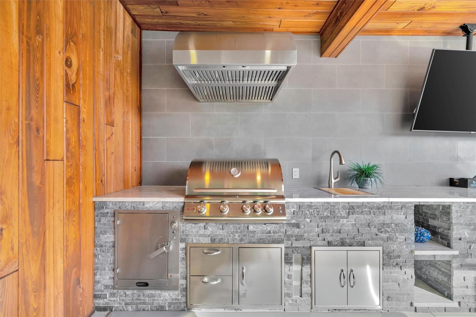 Custom-made outdoor entertaining.