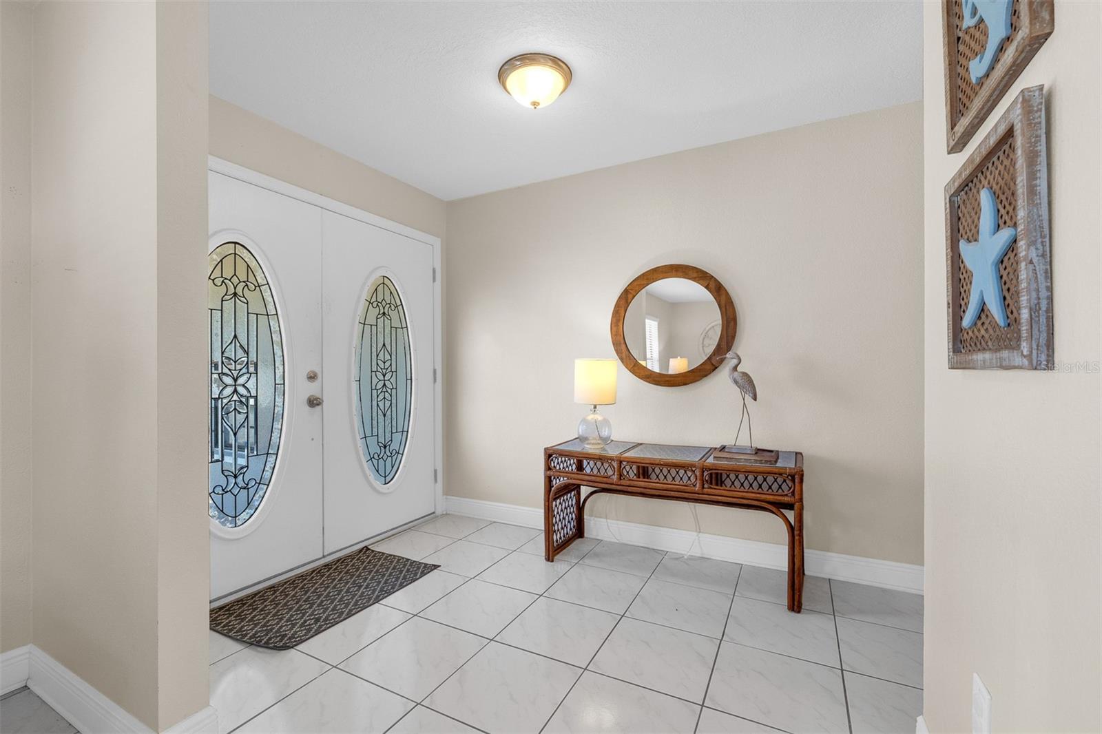 Foyer 7 X 16'11'' Leads into living room or directly to kitchen and open family room with cathedral ceilings.