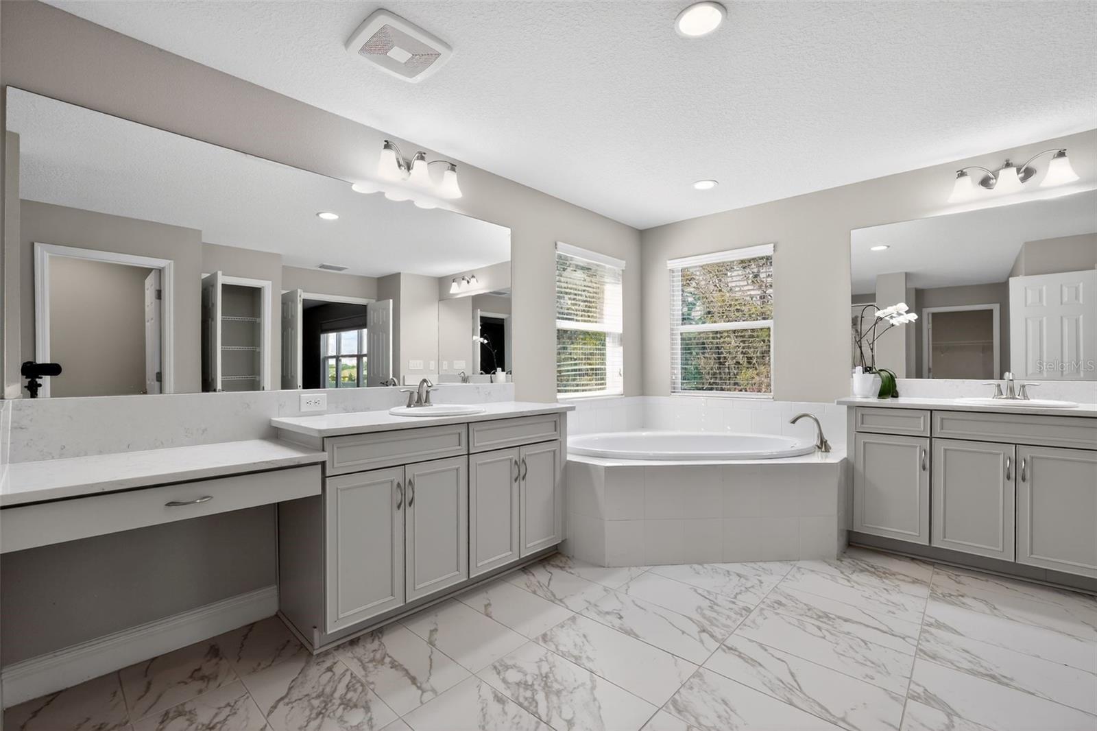 2nd floor owner's bathroom