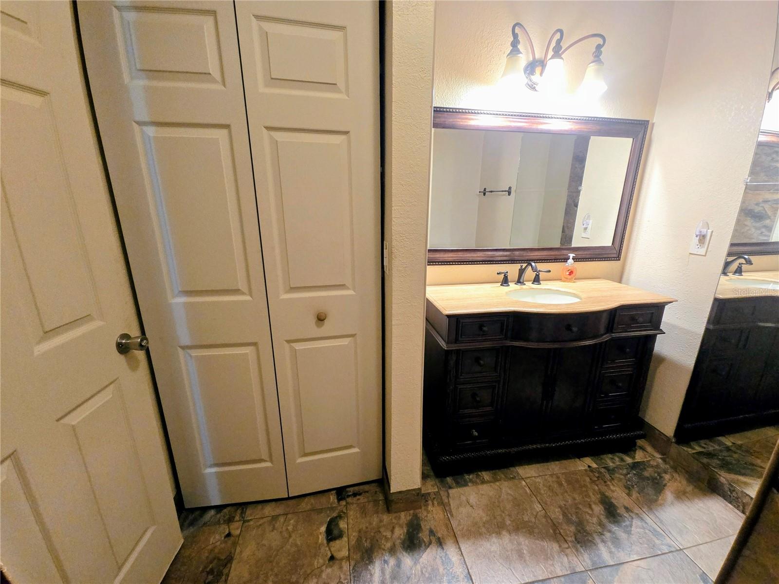 Main bath(linen closet)