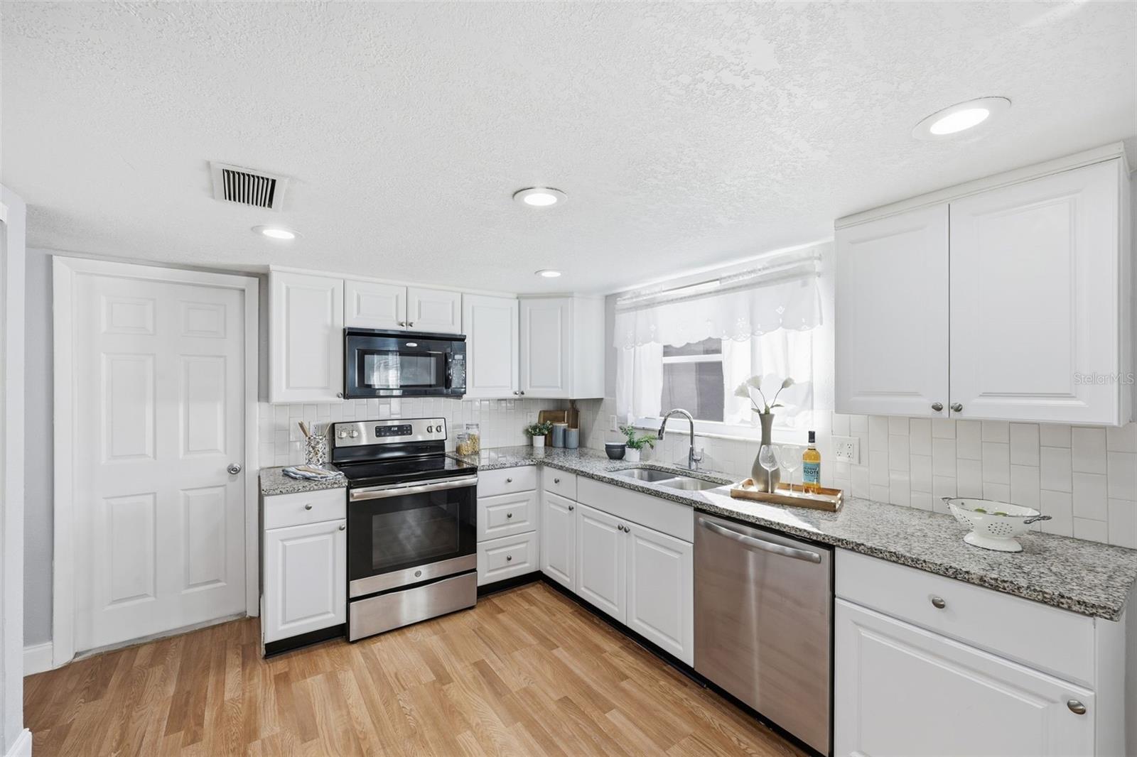 KITCHEN WITH ACCESS TO THE GARAGE